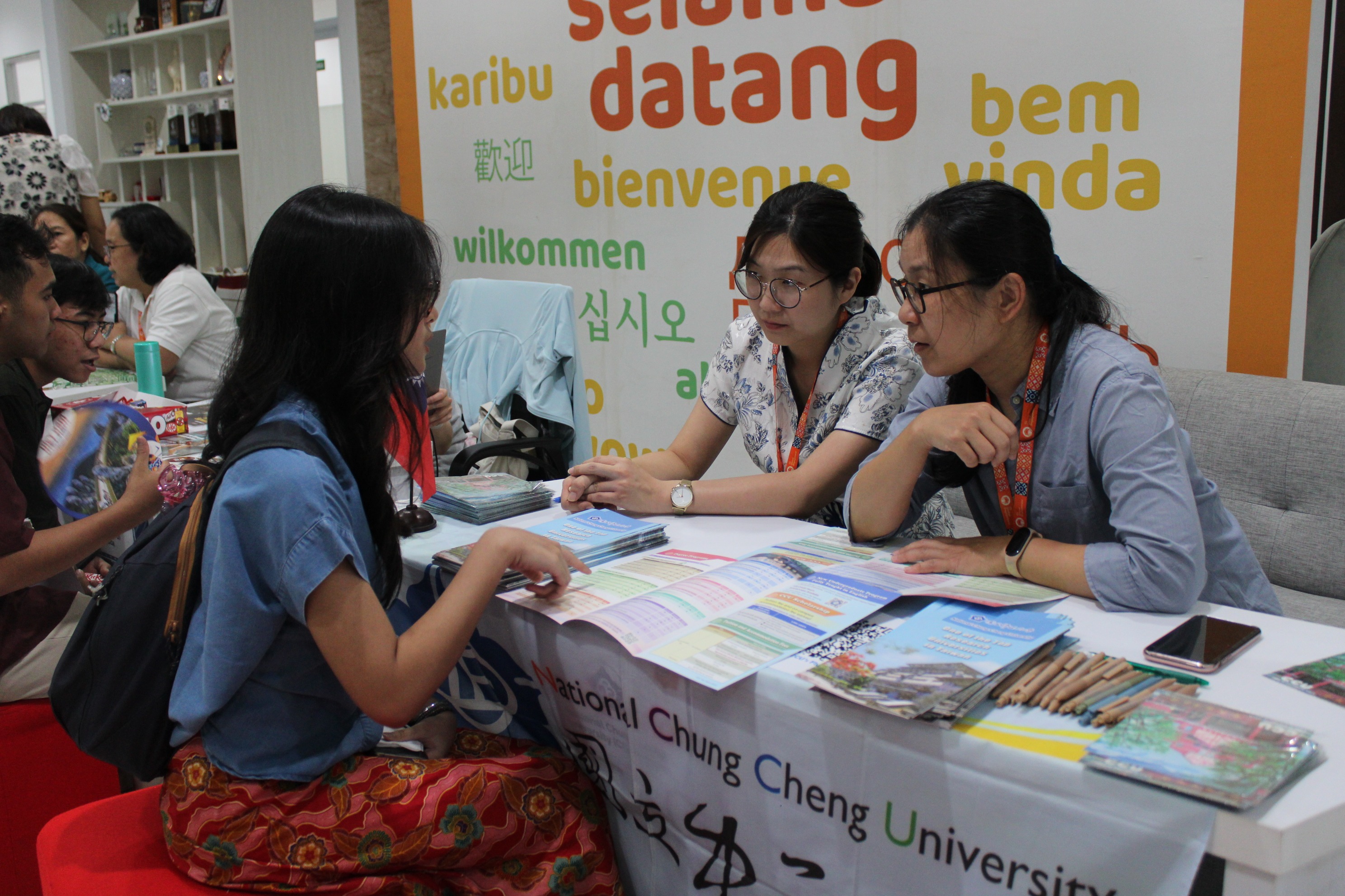 Salah satu peserta tengah mendengarkan penjelasan dari perwakilan universitas asal Taiwan