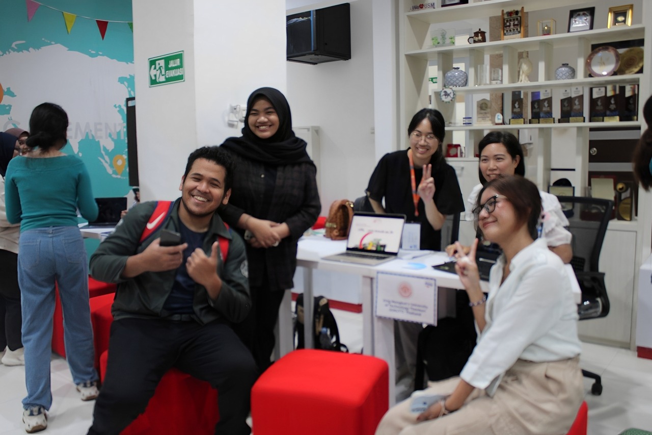 Kelompok Mahasiswa tengah berfoto bersama di salah satu booth mitra kampus LSA