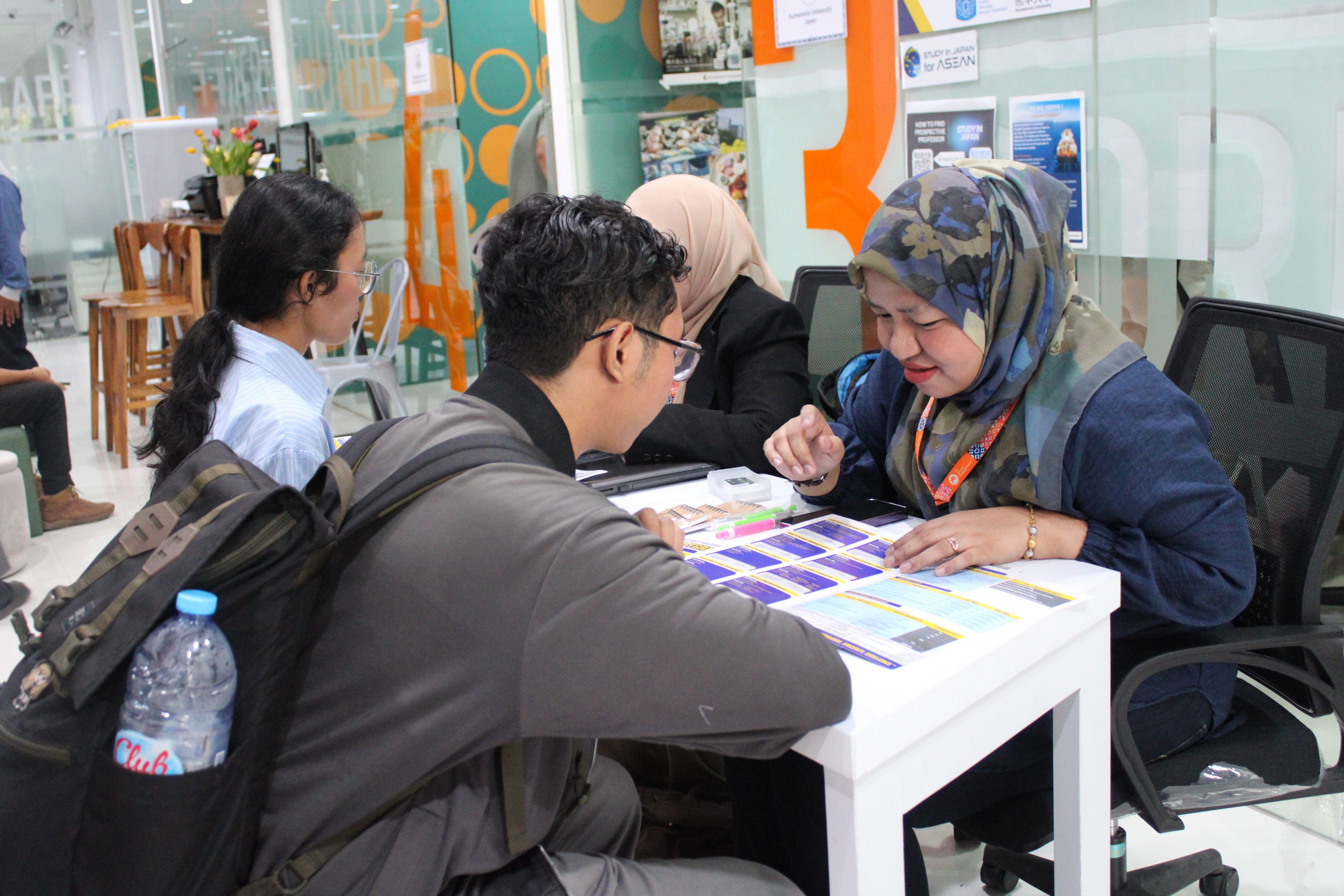 Salah satu peserta tengah mengunjugi salah satu booth di LSA 2025