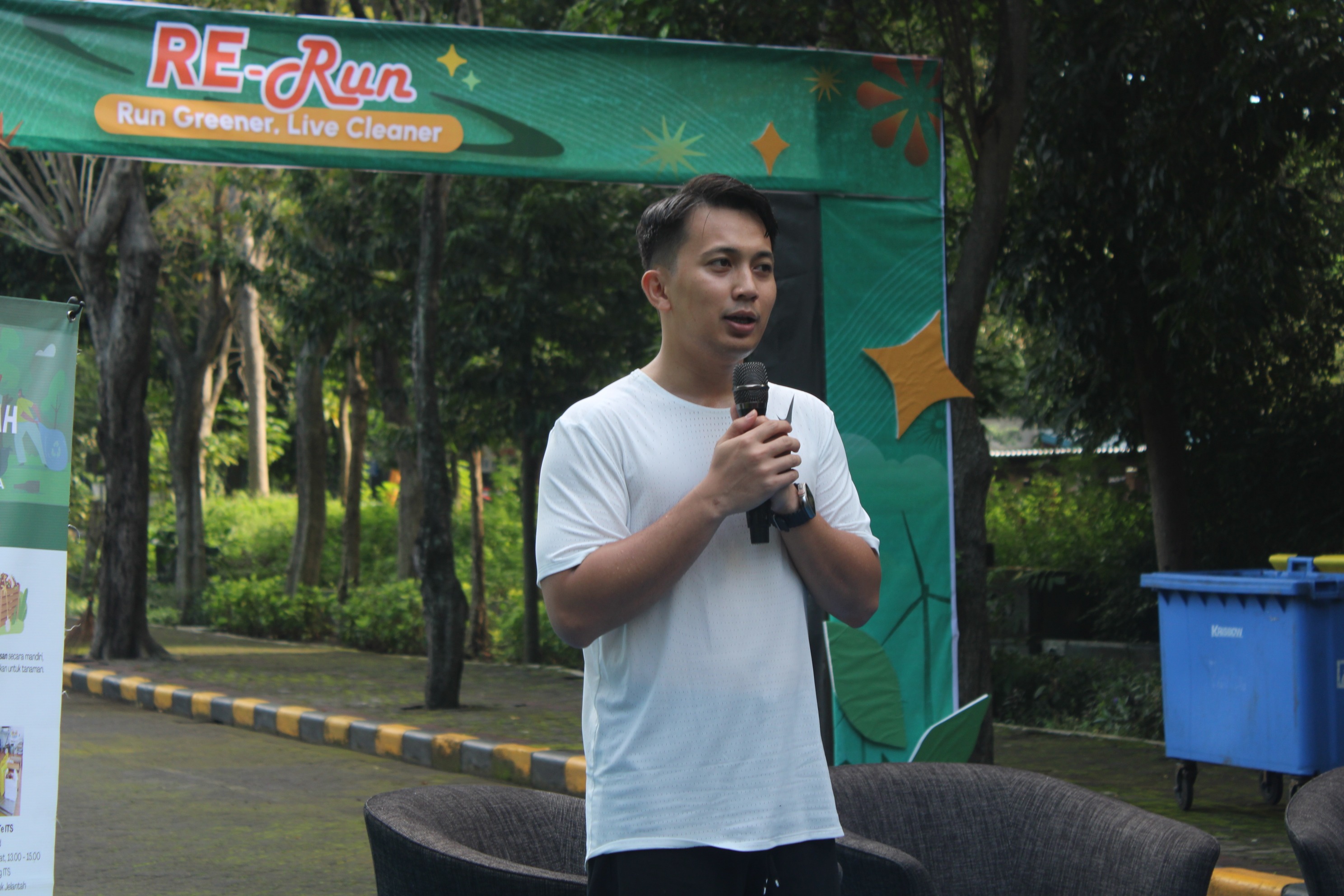 Pendiri SRE Indonesia Zagy Yakana Berian saat memberikan sambutan di acara RE-Run SRE ITS 2025