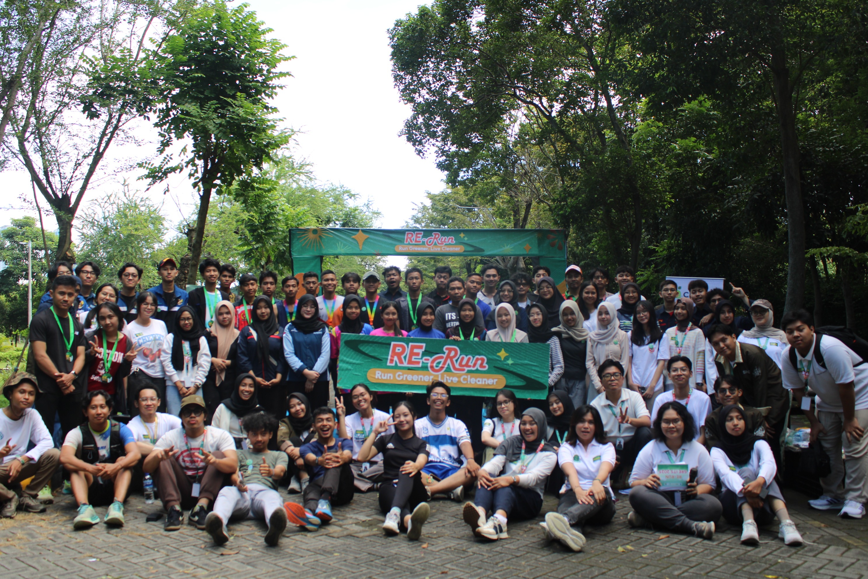 Para peserta Eco Running SRE ITS 2024 seusai kegiatan lari bersama dan talkshow
