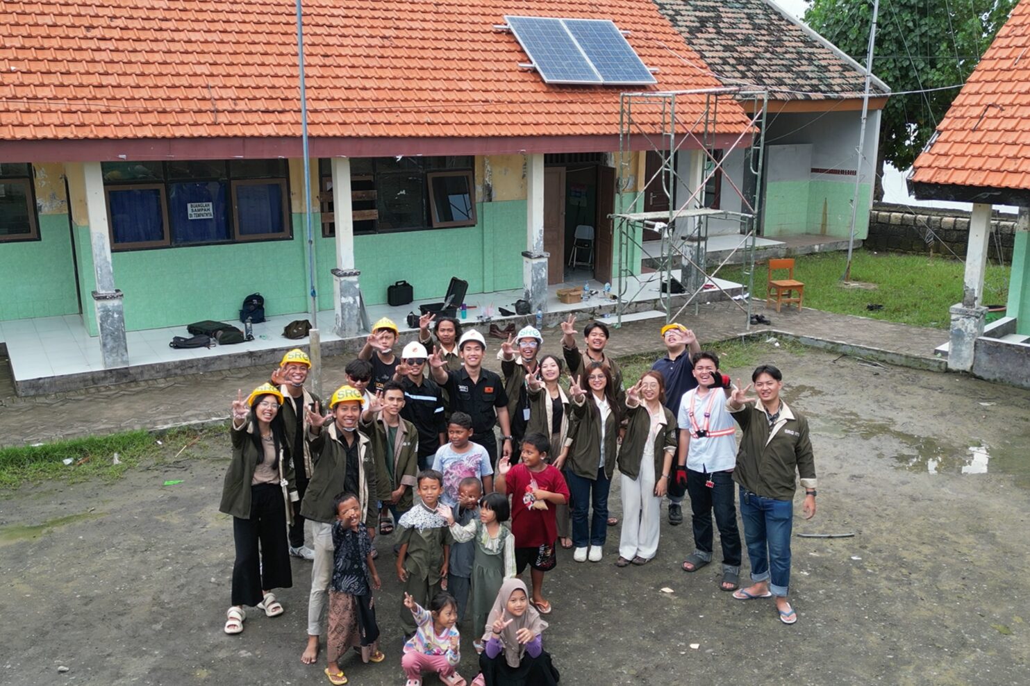 Gambar SRE ITS sebagai instalatur panel surya di SMPN 1 Atap Buduran