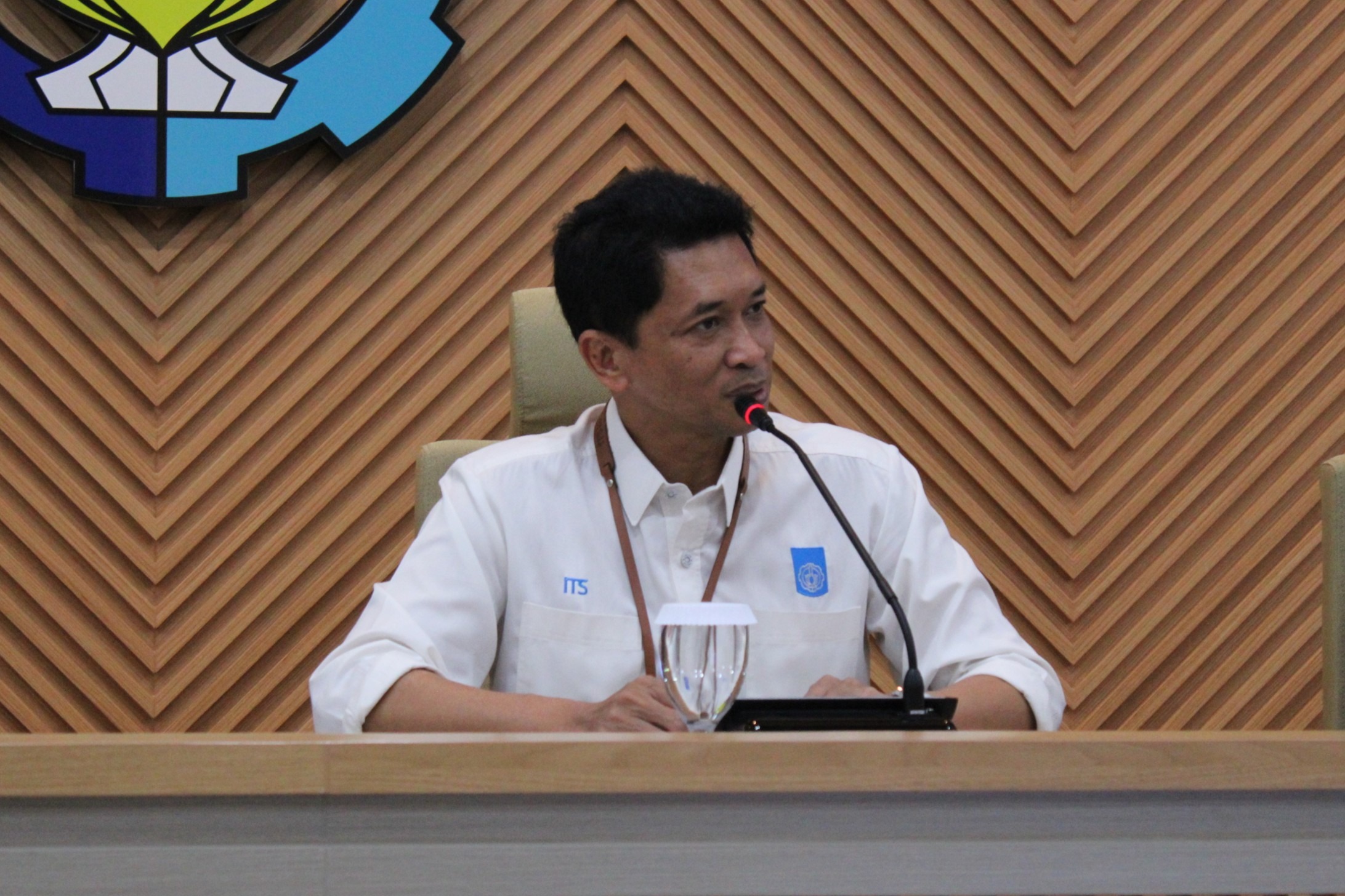 Gambar ambutan Rektor ITS Prof Ir Bambang Pramujati ST MScEng PhD pada ADB Review Mission (19/5) ini