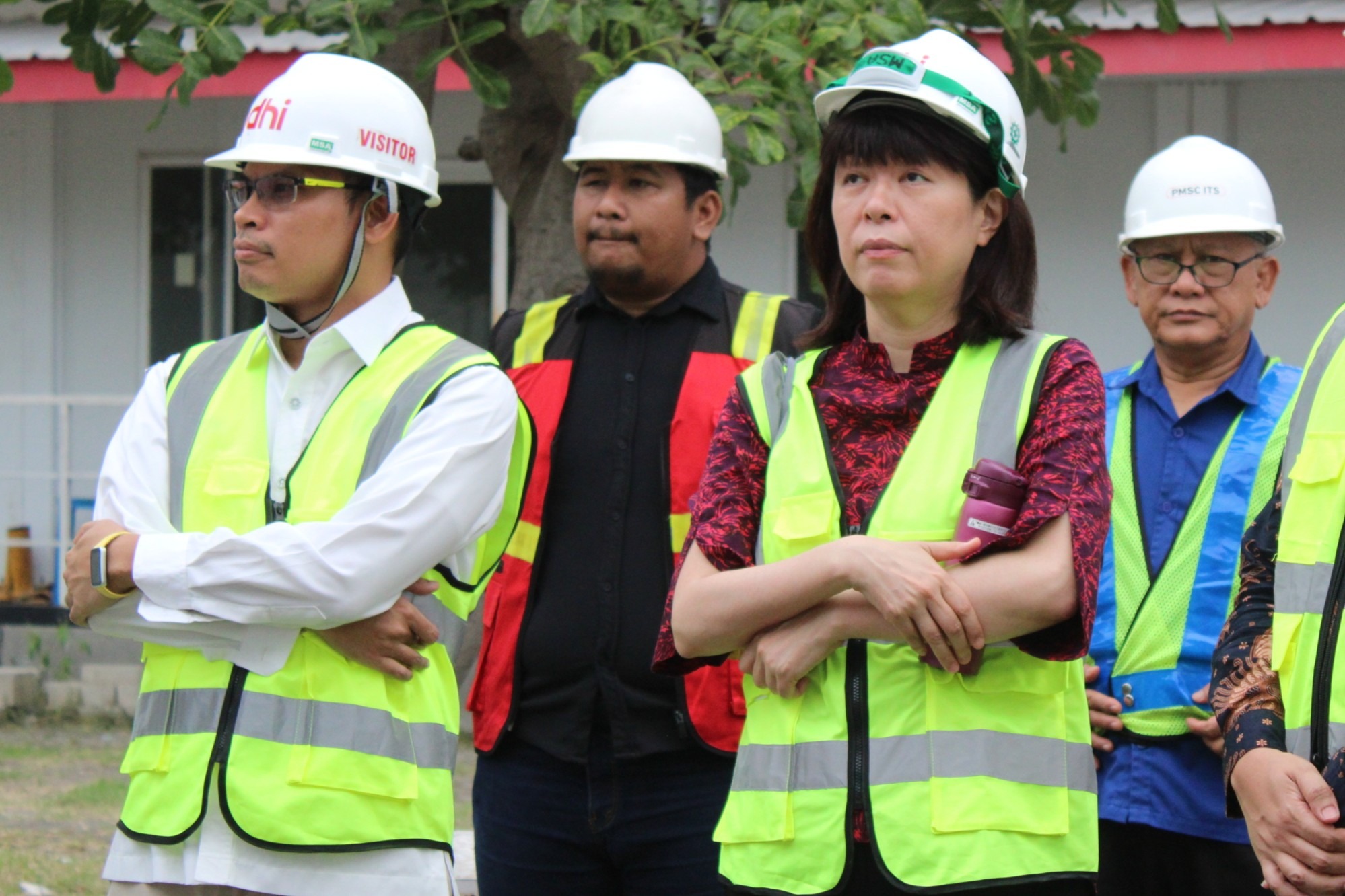 Gambar (dari kiri) Manager Project Implementation Unit (PIU) ITS Bambang Piscesa ST MT PhD, Senior Education Specialist ADB Yumiko Yamakawa, Tim Badan Perencanaan Pembangunan Nasional (BAPENNAS), Tim HETI, dan Tim ADB saat field visit area Science Techno Park ITS
