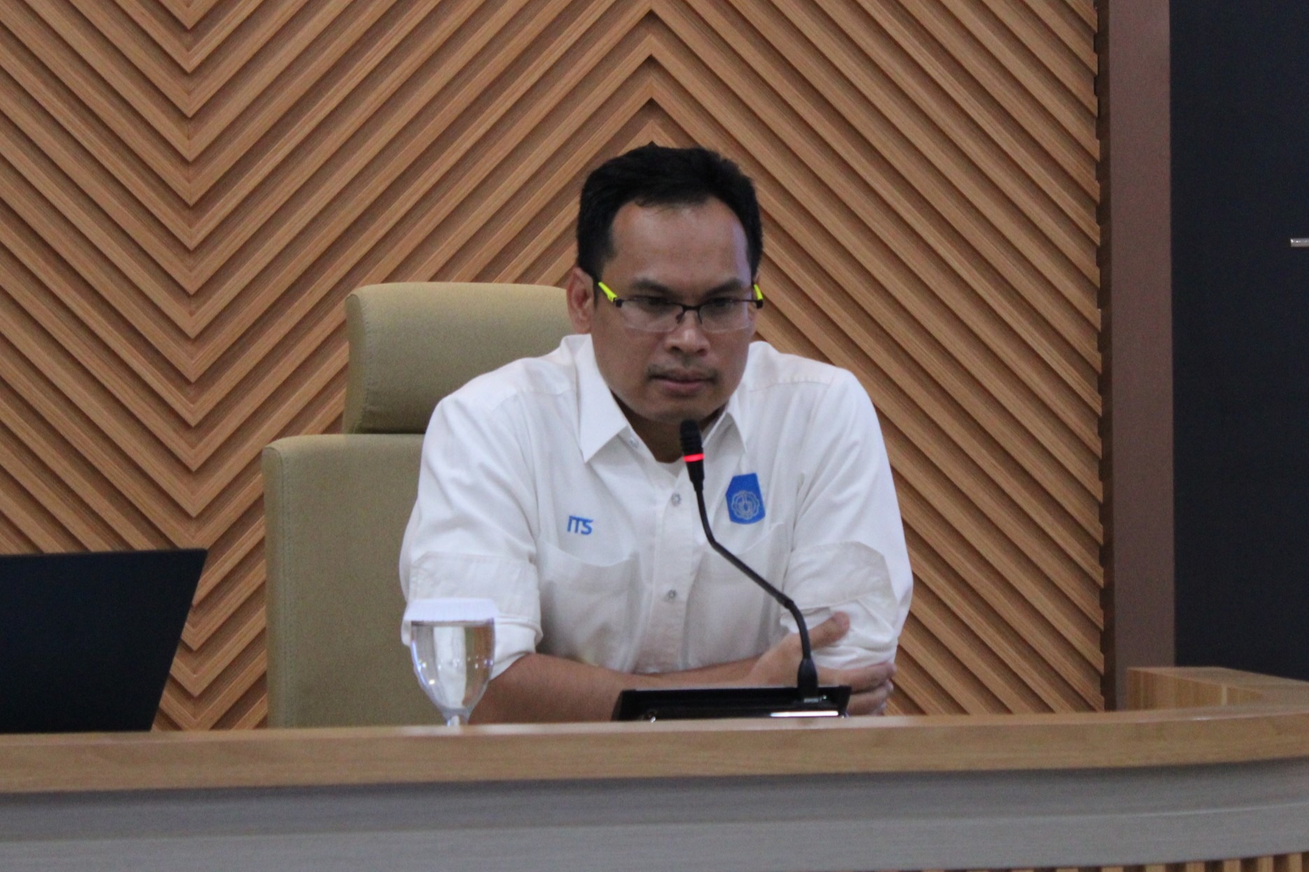 Gambar Manager Project Implementation Unit (PIU) ITS Bambang Piscesa ST MT PhD saat menyampaikan capaian pembangunan Science Techno Park ITS