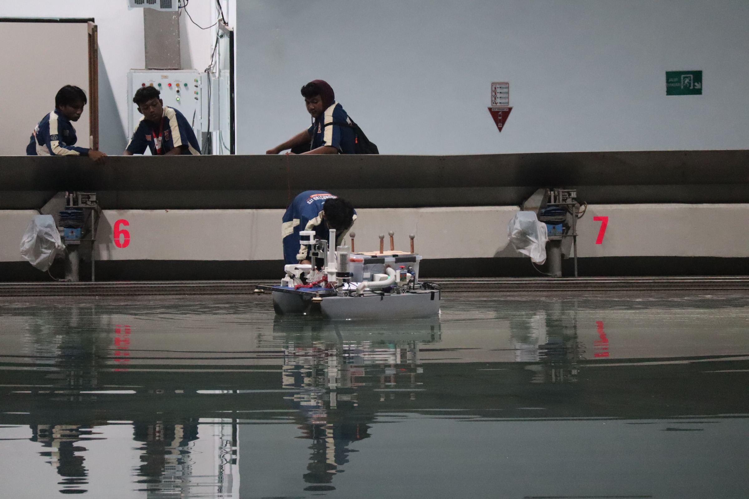 Gambar Barunastra ITS Roboboat Team saat mempersiapkan ASV Nala Ares untuk diujikan di kolam MOB BRIN