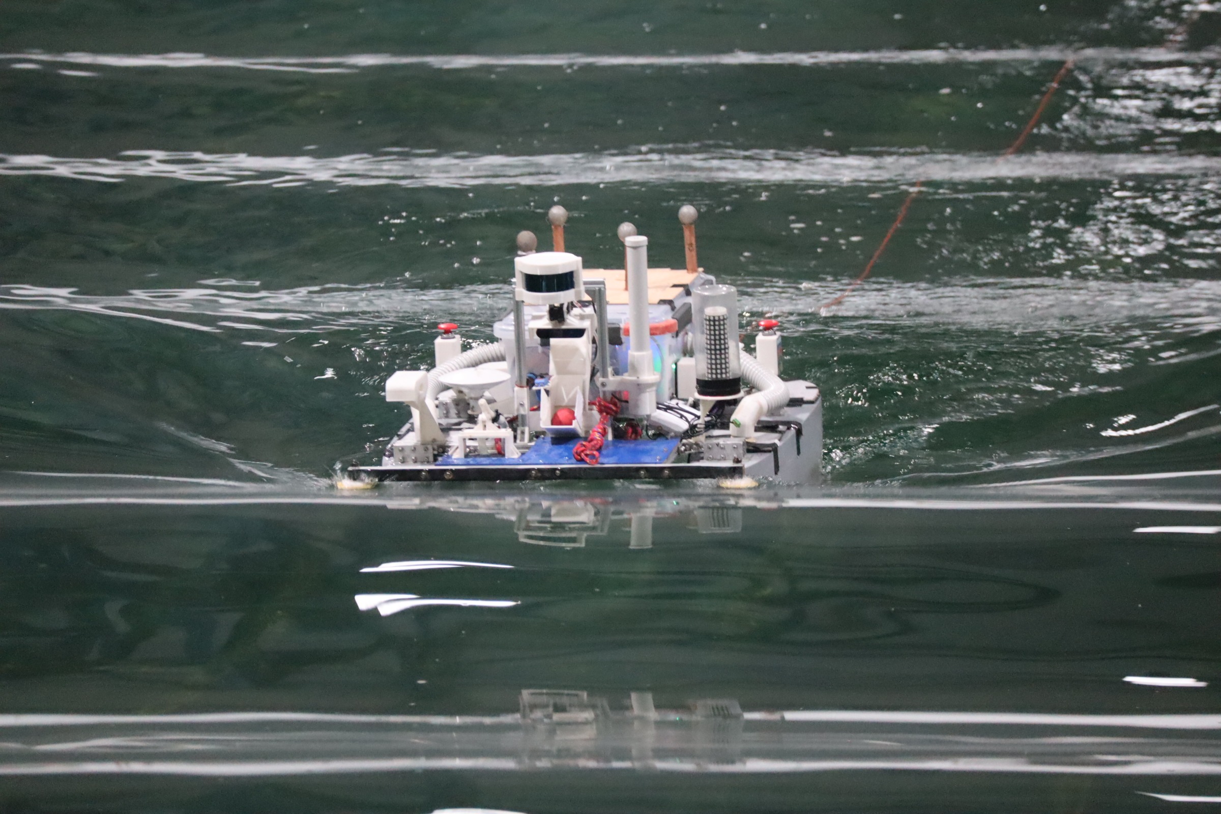 Gambar ASV Nala Ares karya Barunastra ITS Roboboat Team ketika menunjukkan kemampuannya menghadapi gelombang di kolam MOB BRIN
