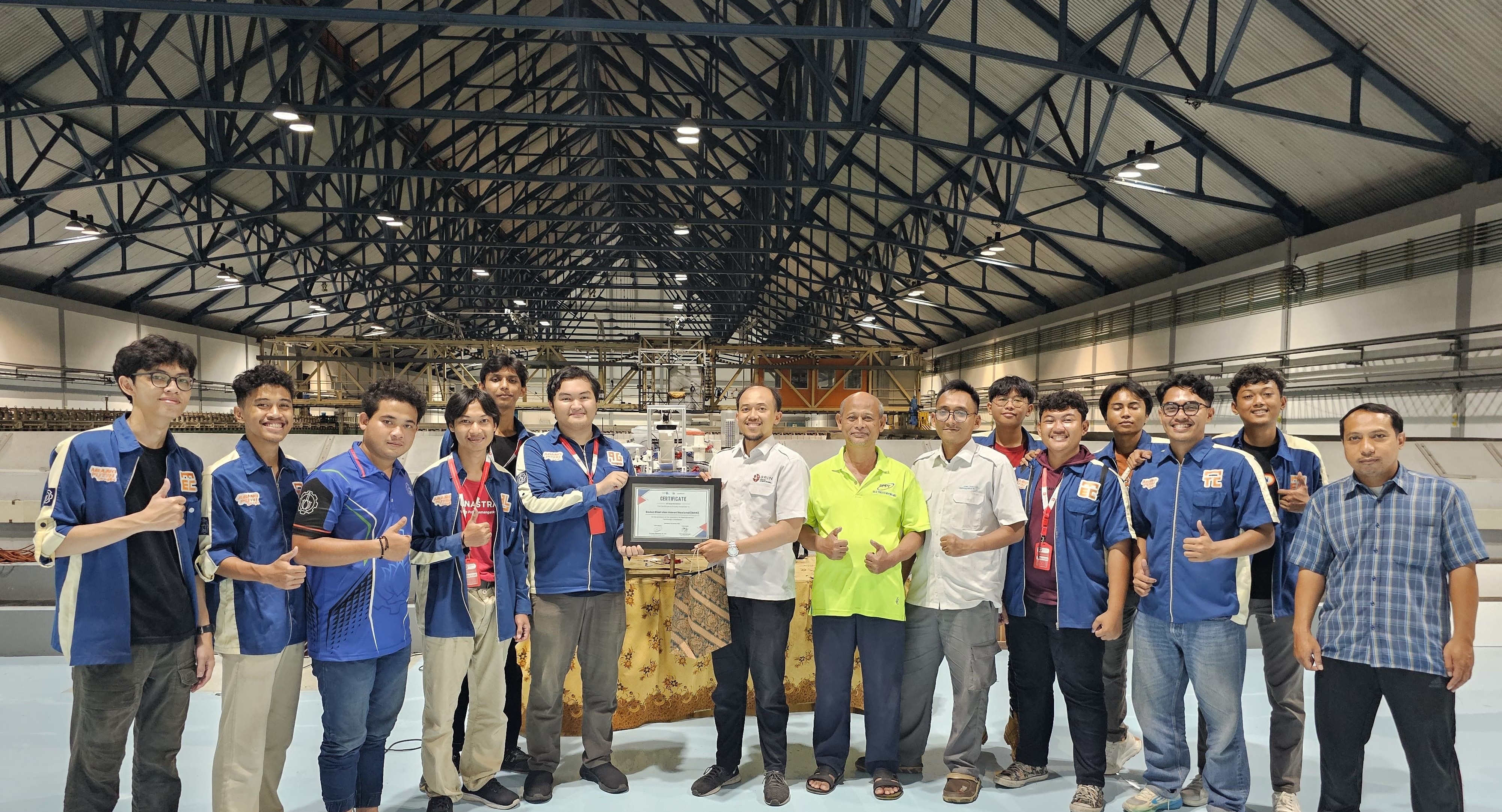 Gambar Barunastra ITS Roboboat Team bersama peneliti Laboratorium Hidrodinamika BRIN pada pengujian ASV Nala Ares di kolam MOB BRIN sebelum berlaga di Internasional RoboBoat Competition 2025