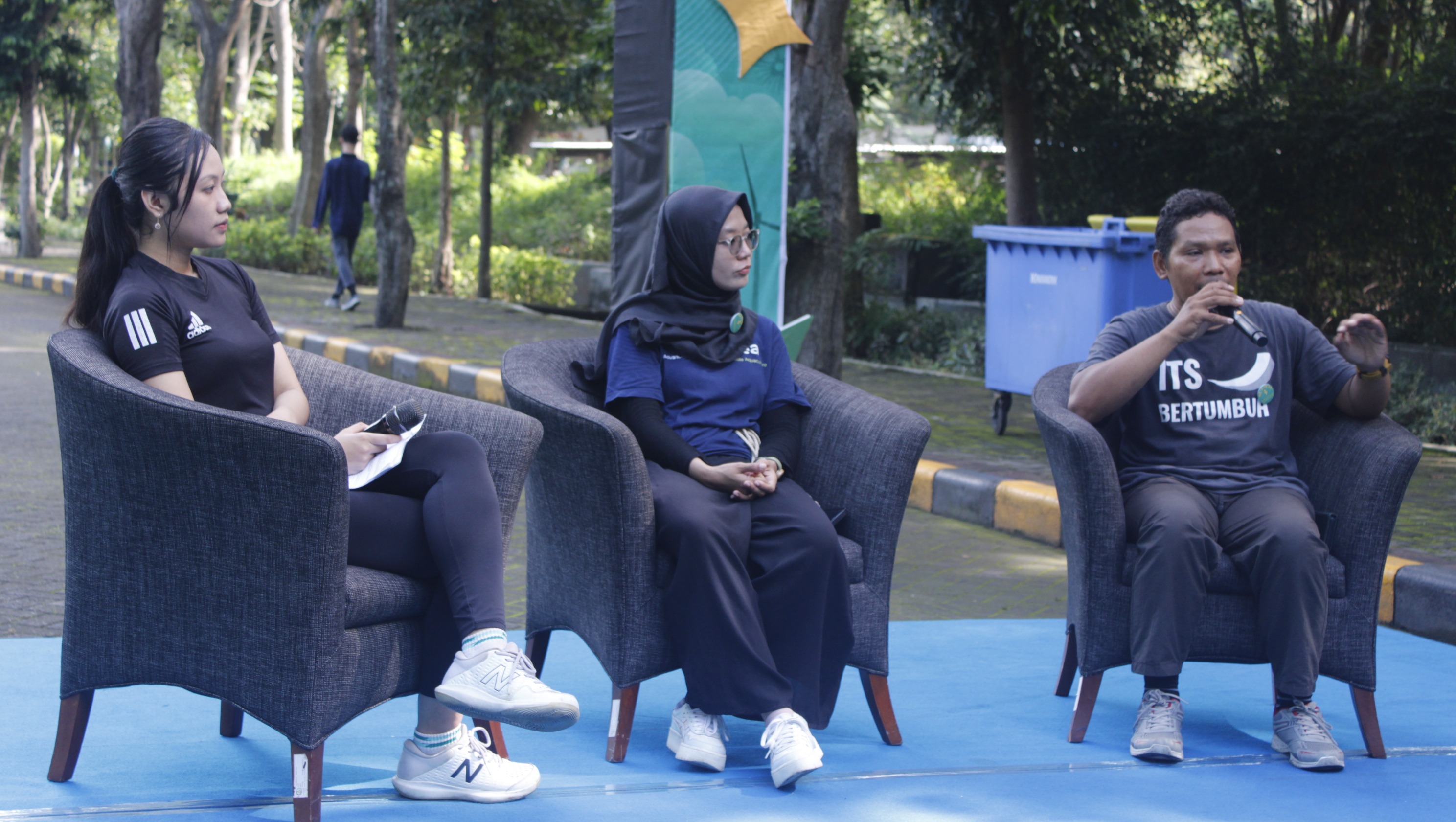 Pendiri dan Direktur Utama PT Crustea Indonesia Roikkhanatun Nafi’ah ST MT(tengah) dan Staff of SDGs Smart Eco Campus ITS Muhammad Khisamudin(kanan) saat menjadi pembicara