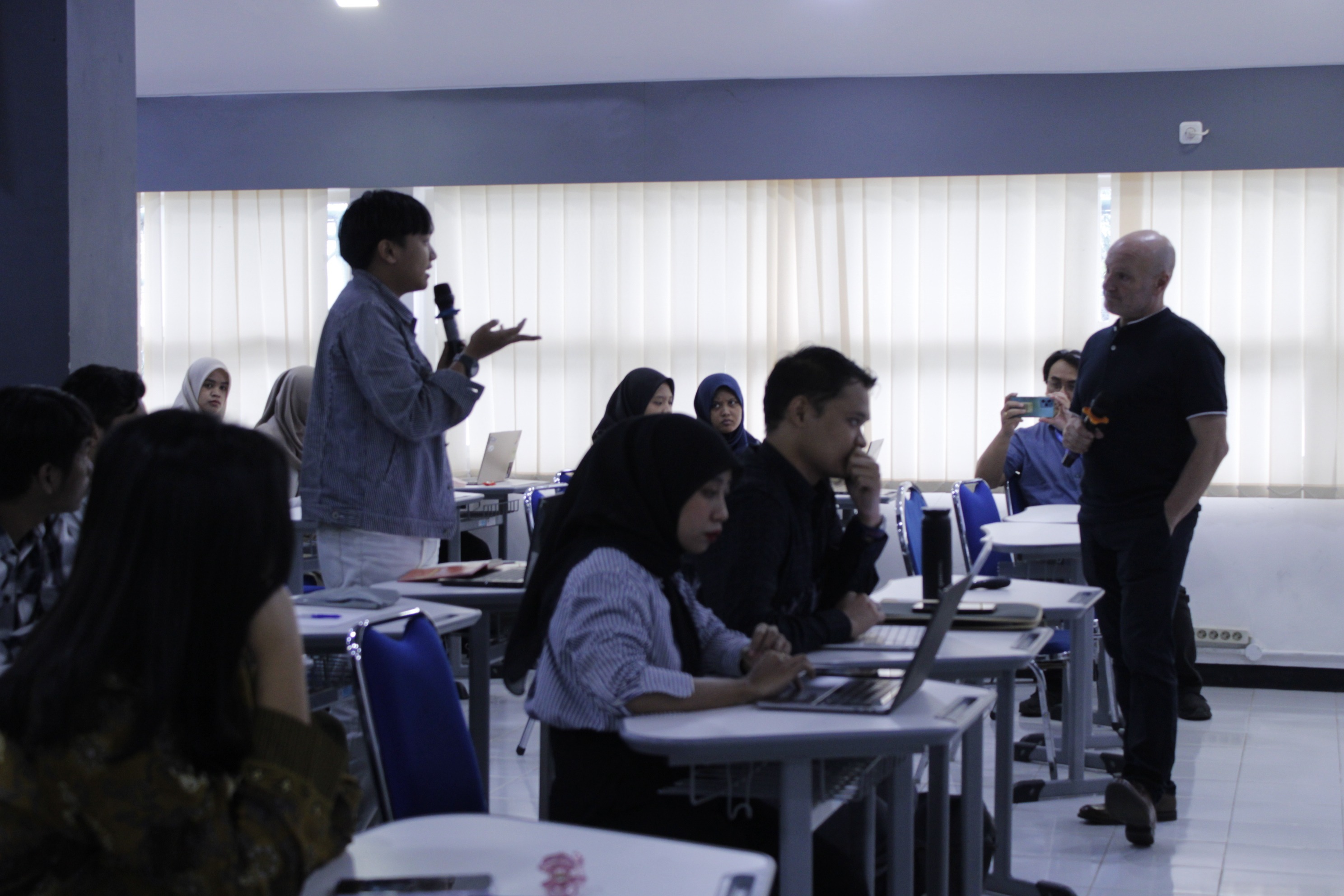 Gambar antusias salah satu audiens mahasiswa jenjang S-1 Departemen Statistika ITS pada kuliah tamu ini