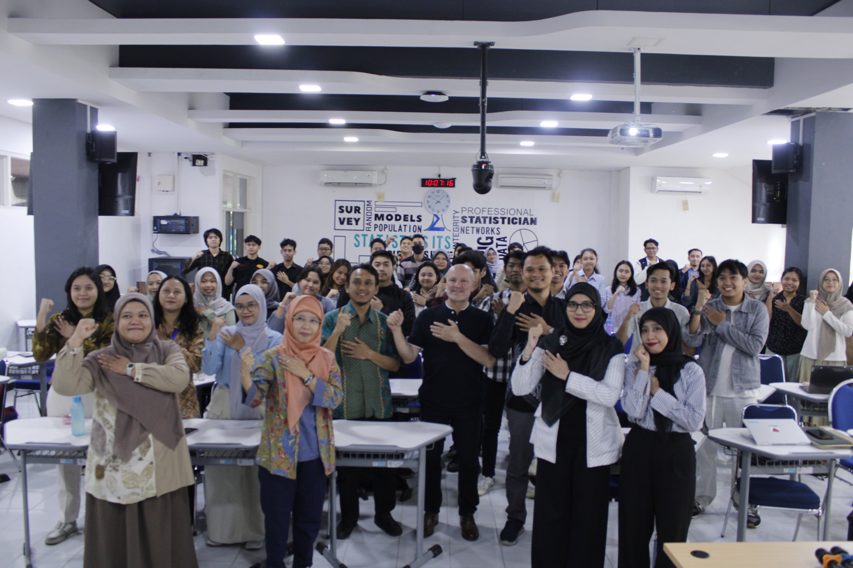 Gambar (dua di tengah) Kepala Departemen Statistika ITS Dr rer pol Dedy Dwi Prastyo SSi MSi, Prof Dr Jorge Mateu, dan audiens yang berasal dari mahasiswa seluruh jenjang pendidikan dan dosen Departemen Statistika ITS pada sesi dokumentasi kuliah tamu