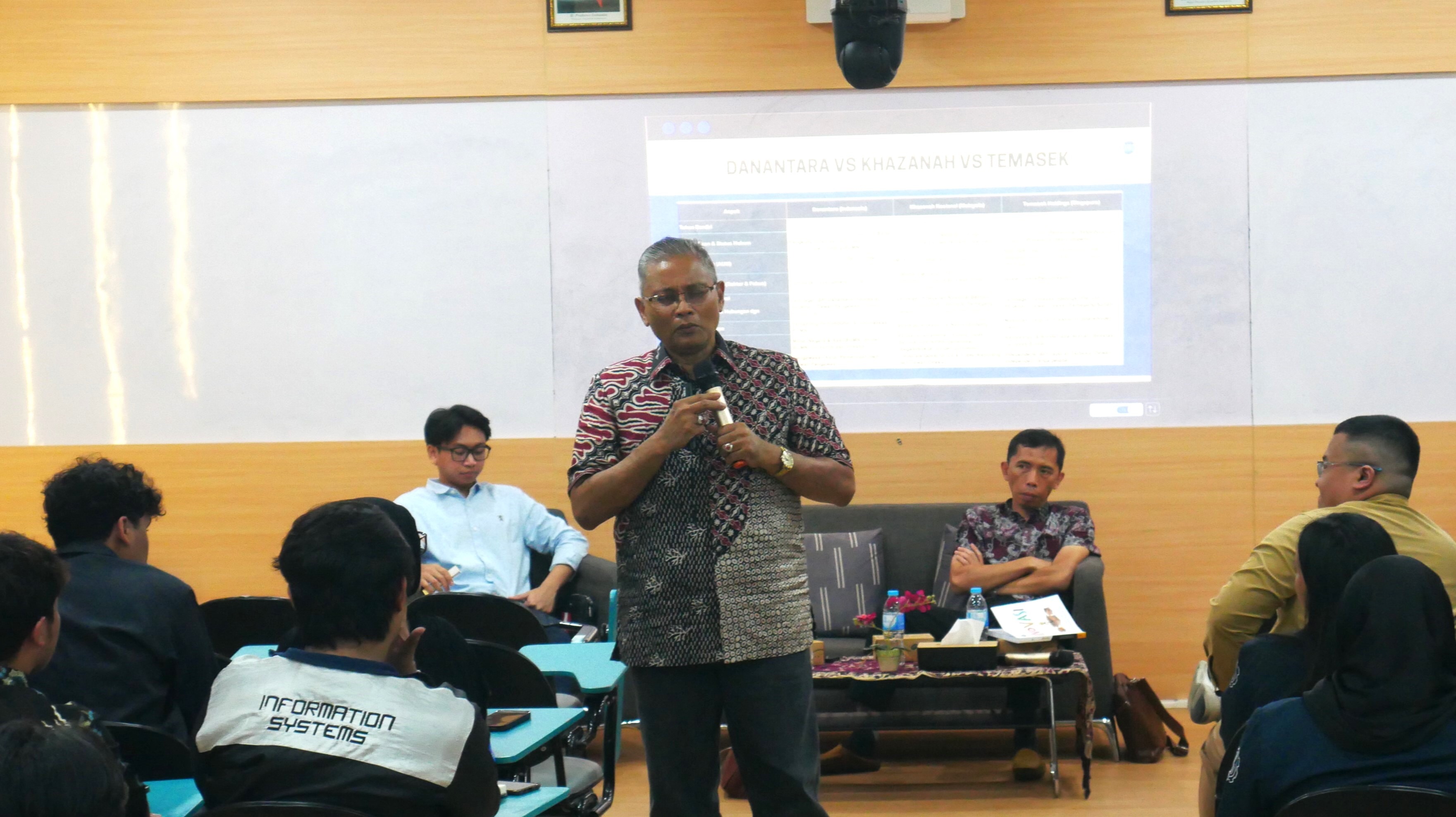 Kepala Pusat Studi Pengembangan Industri dan Kebijakan Publik ITS Dr Ir Arman Nasution MEng saat memaparkan mengenai strategi kebijakan ekonomi menghadapi tarif resiprokal