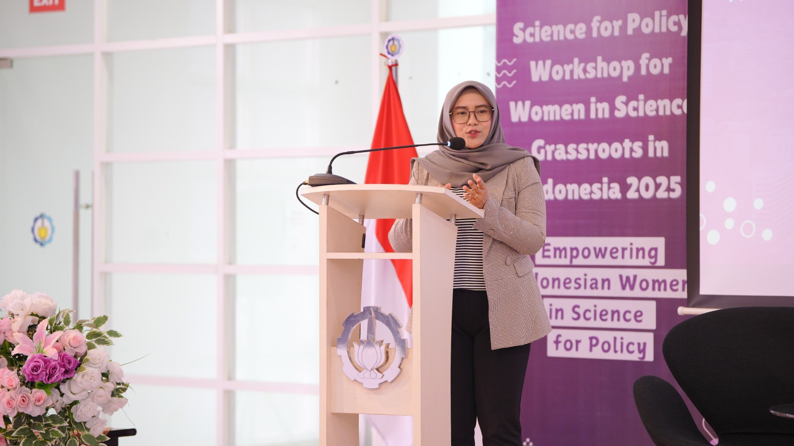 Presiden OWSD Indonesia National Chapter Sri Fatmawati SSi MSc PhD ketika memberikan pemaparan terkait peran perempuan dalam sains dan perkembangan OWSD di Indonesia