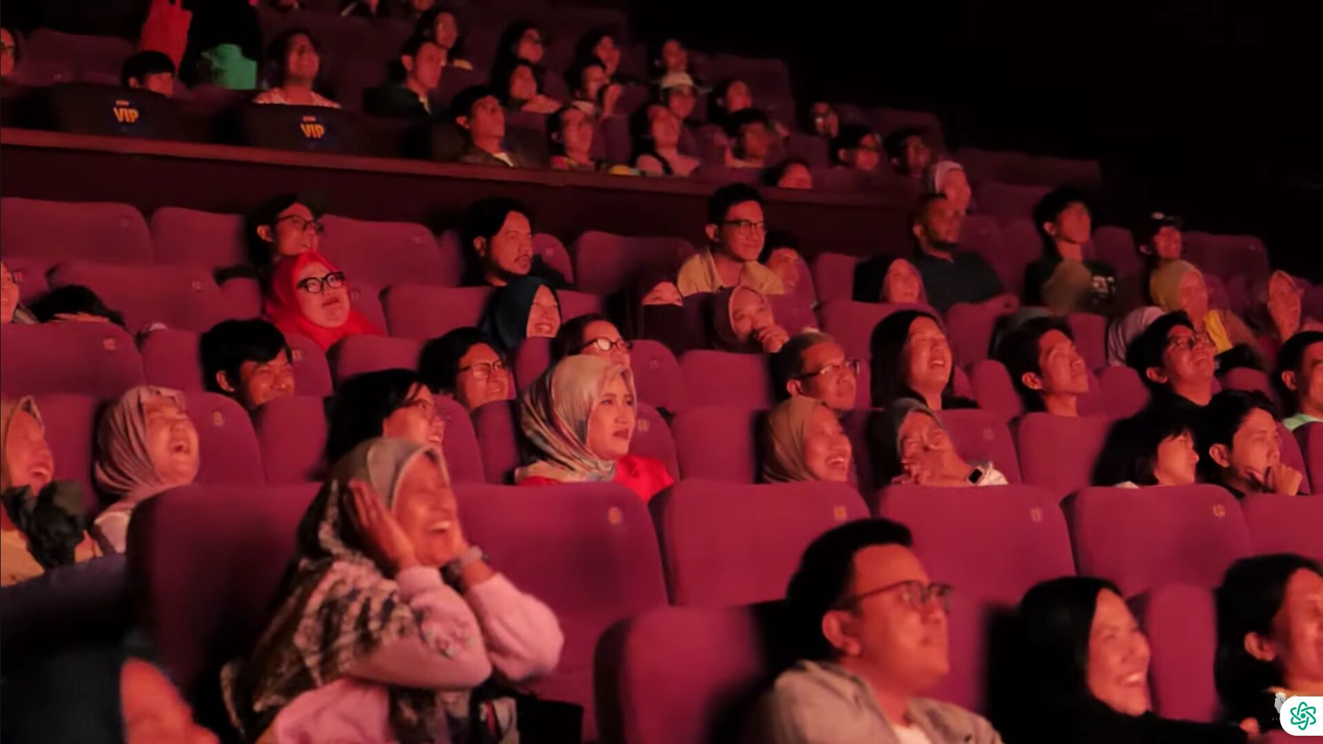 Antusias penonton segala usia saat menonton film Jumbo (Sumber: YouTube Visinema Pictures)