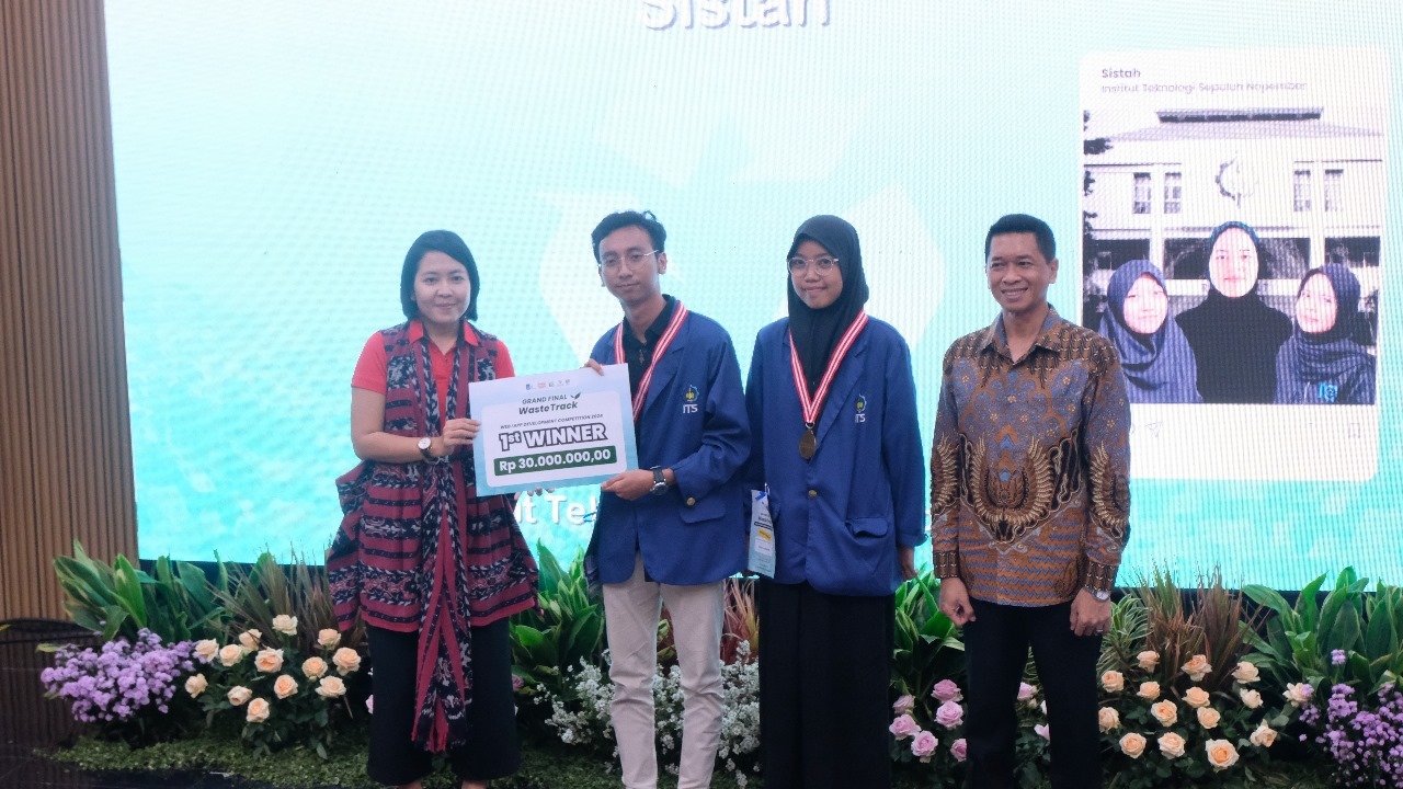 Tim AITIES dari ITS saat menerima hadiah secara simbolis sebagai juara 1 dalam WasteTrack 2025