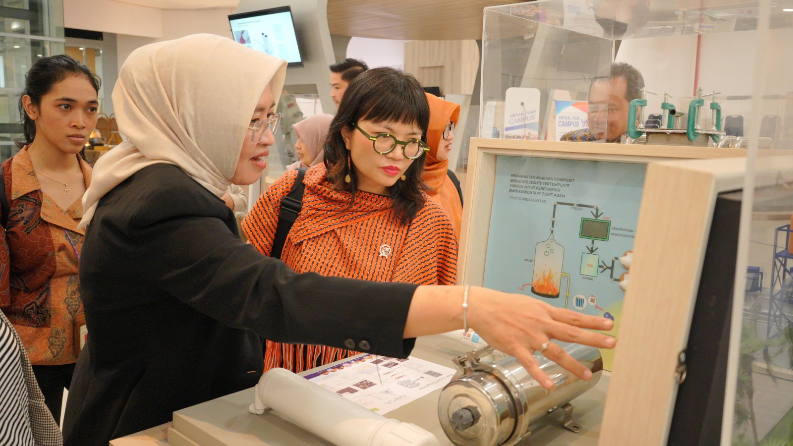 Wakil Menteri Diktisaintek RI Prof Stella Christie PhD (kanan) didampingi Wakil Rektor I ITS Prof Nurul Widiastuti PhD saat meninjau sejumlah karya riset inovatif di Aula GRIT ITS