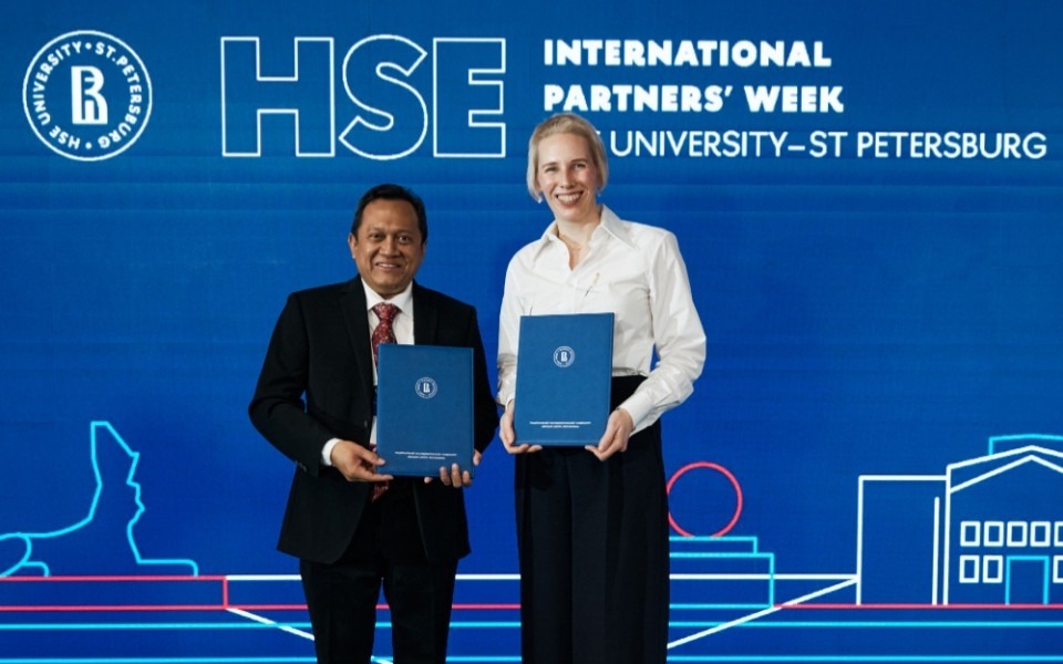 Wakil Rektor IV ITS Prof Muhamad Hatta ST MSi PhD (kiri) bersama Director HSE Campus in St Petersburg Dr Anna Tyshetskaya usai penandatanganan MoU