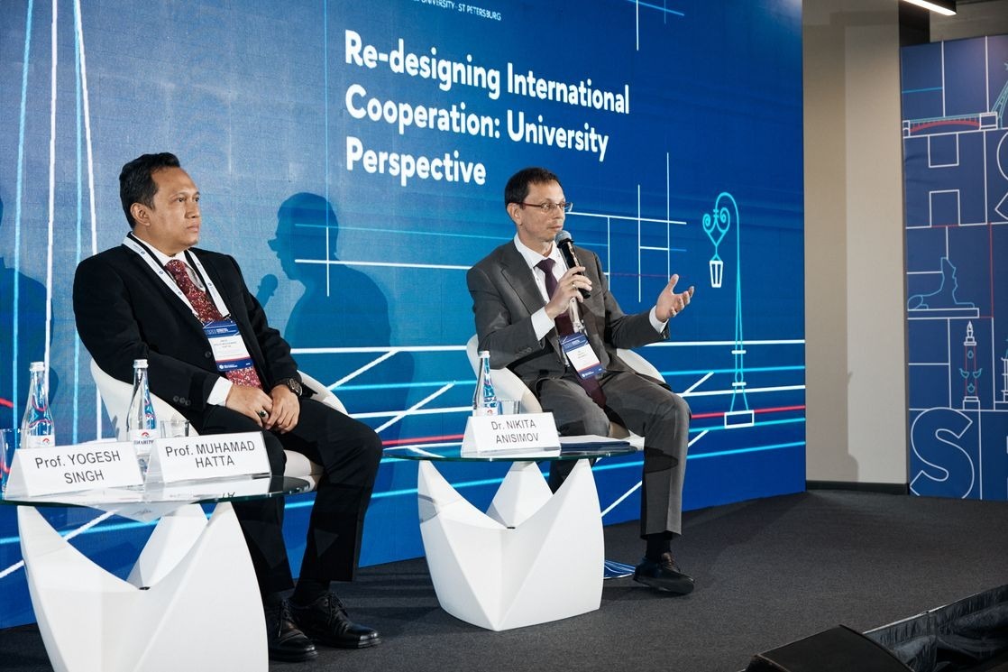Wakil Rektor IV ITS Prof Muhamad Hatta ST MSi PhD (kiri) saat menjadi pembicara dalam forum utama di acara International Partnership Week di HSE - Saint Petersburg, Rusia