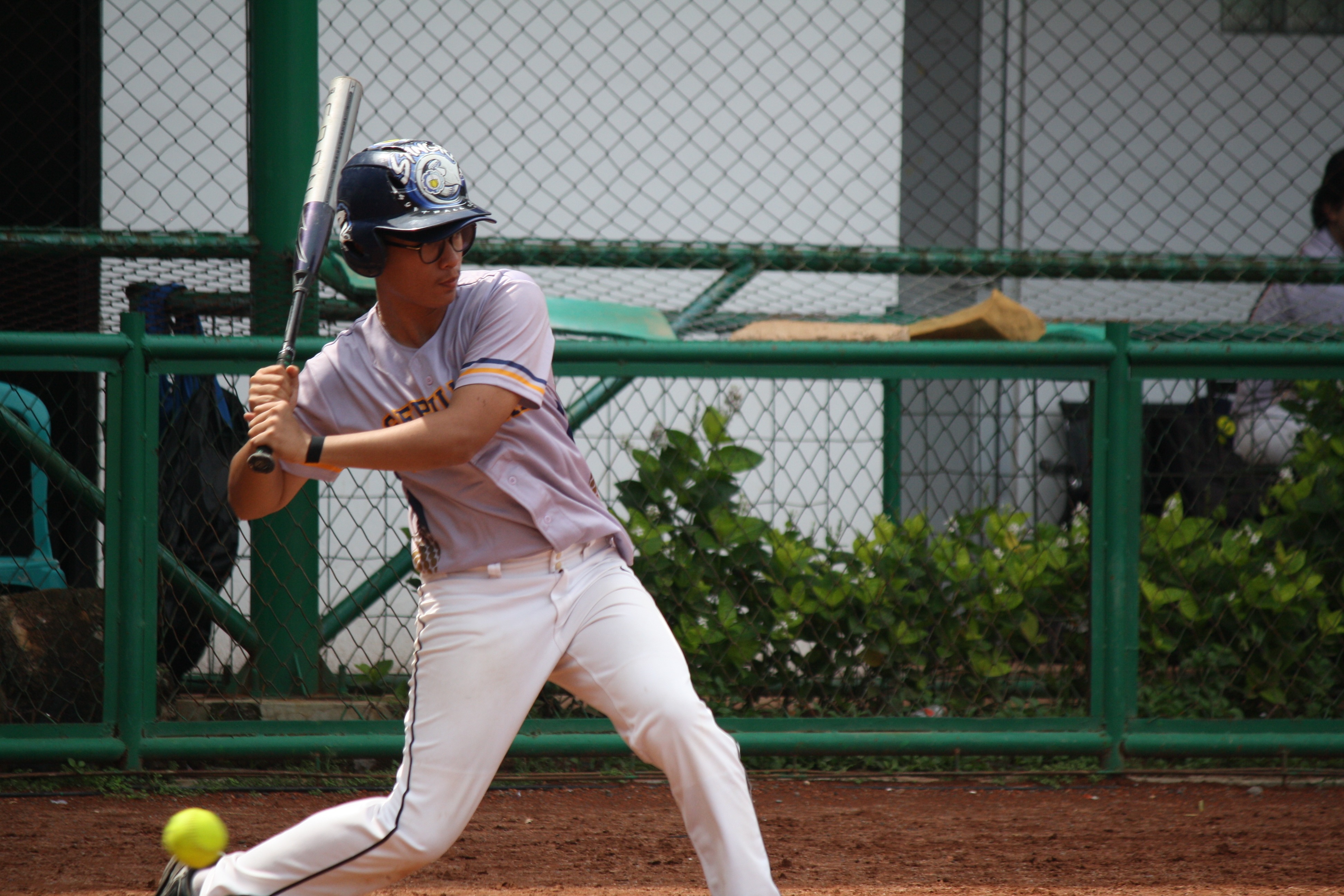 Tim Sofbol ITS bertanding di LISMA Jatim 2025 pada hari ketiga