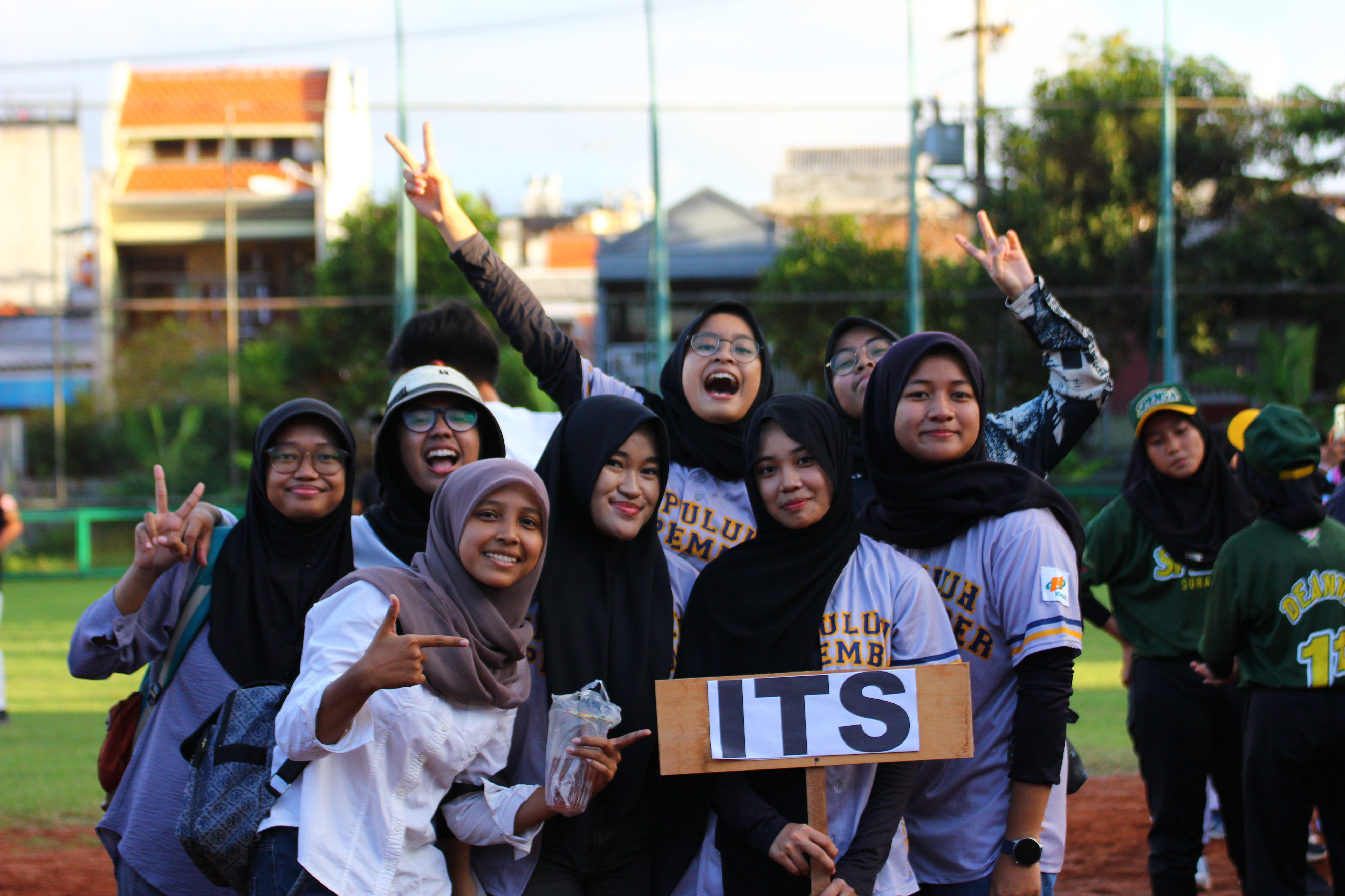 Anggota tim putri Sofbol ITS saat akan berlaga di final LISMA Jatim 2025