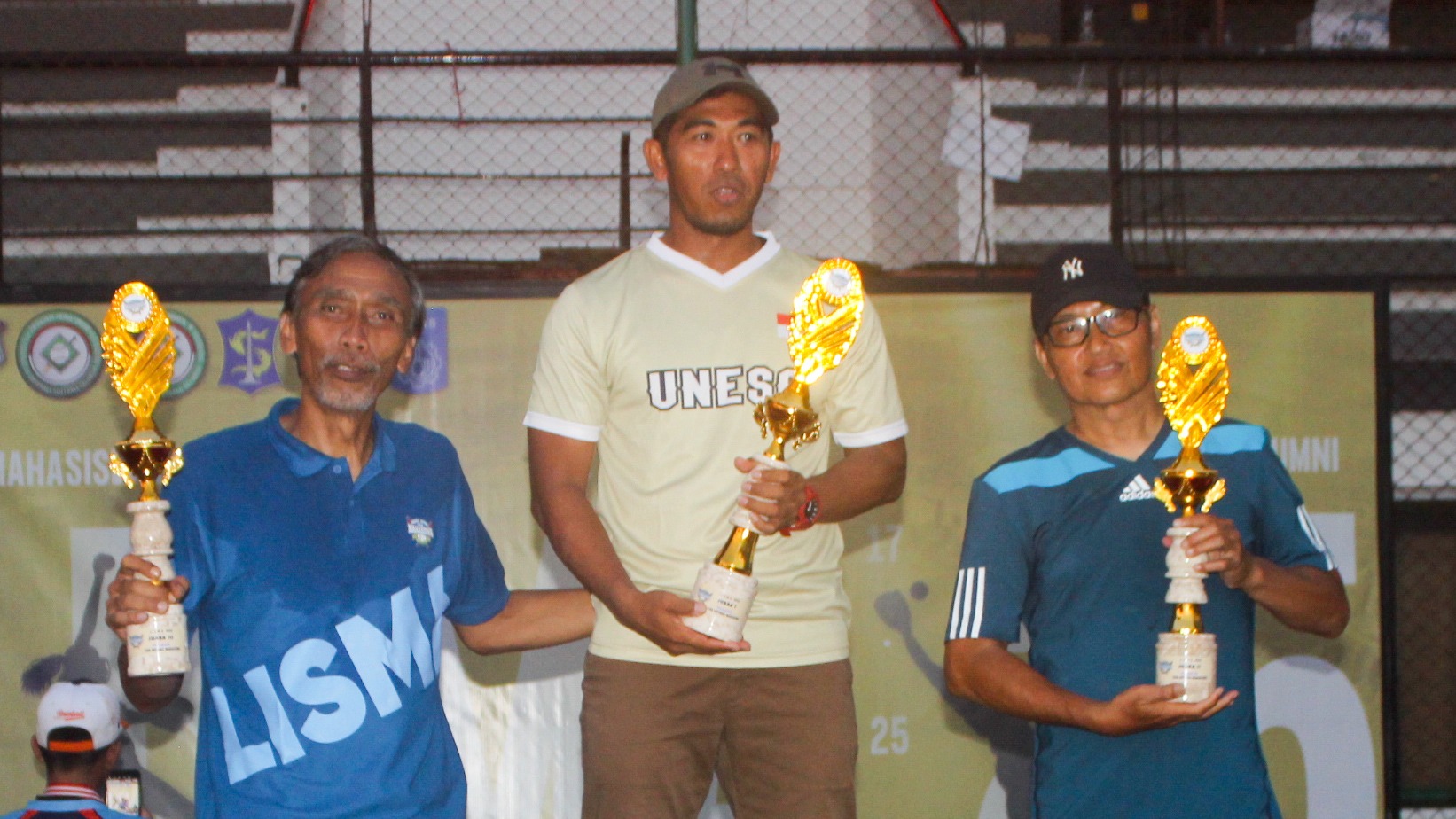 Rachmad Hidayat (kiri) mewakili alumni ITS dalam pengambilan juara ketiga kategori slow-pitch alumni