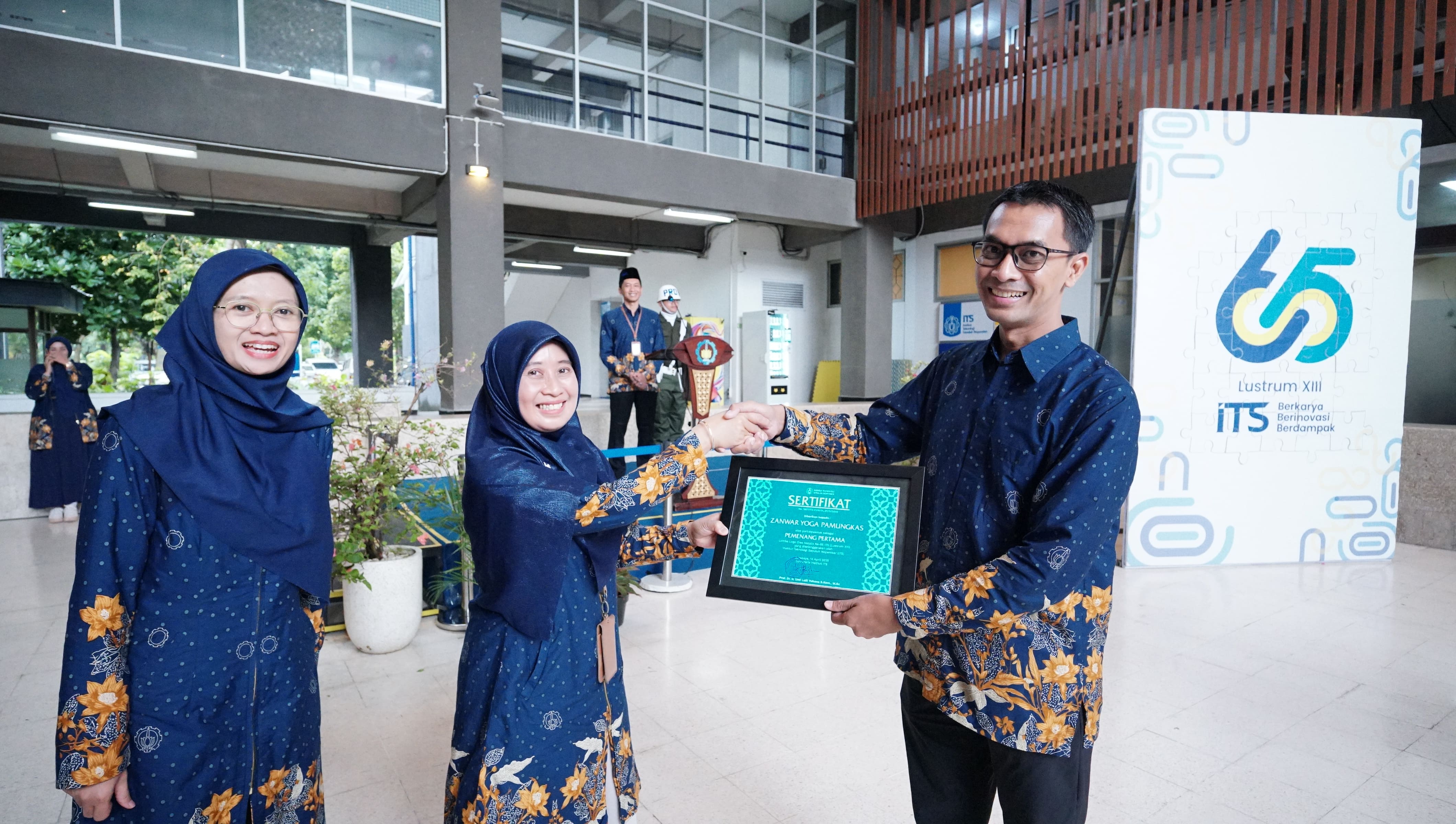Penyerahan sertifikat pemenang desain logo Dies Natalis ke-63 ITS kepada Zanwar Yoga Pamungkas diwakilkan oleh Dekan Sekolah Interdisiplin Manajemen dan Teknologi (SIMT) Prof Dr rer pol Heri Kuswanto MSi