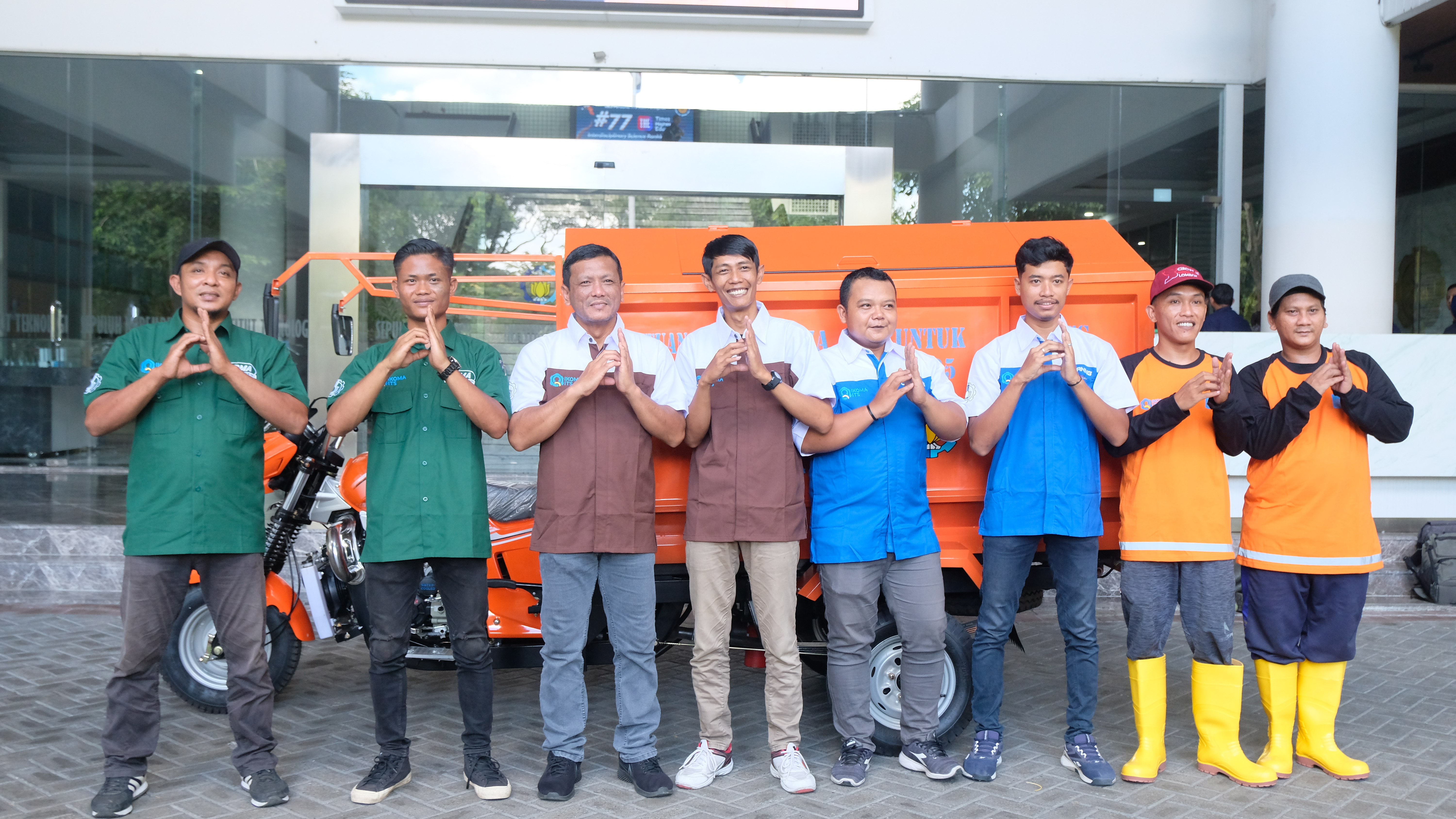 Petugas kebersihan ITS mengenakan seragam dan sepatu keamanan dari IKOMA ITS