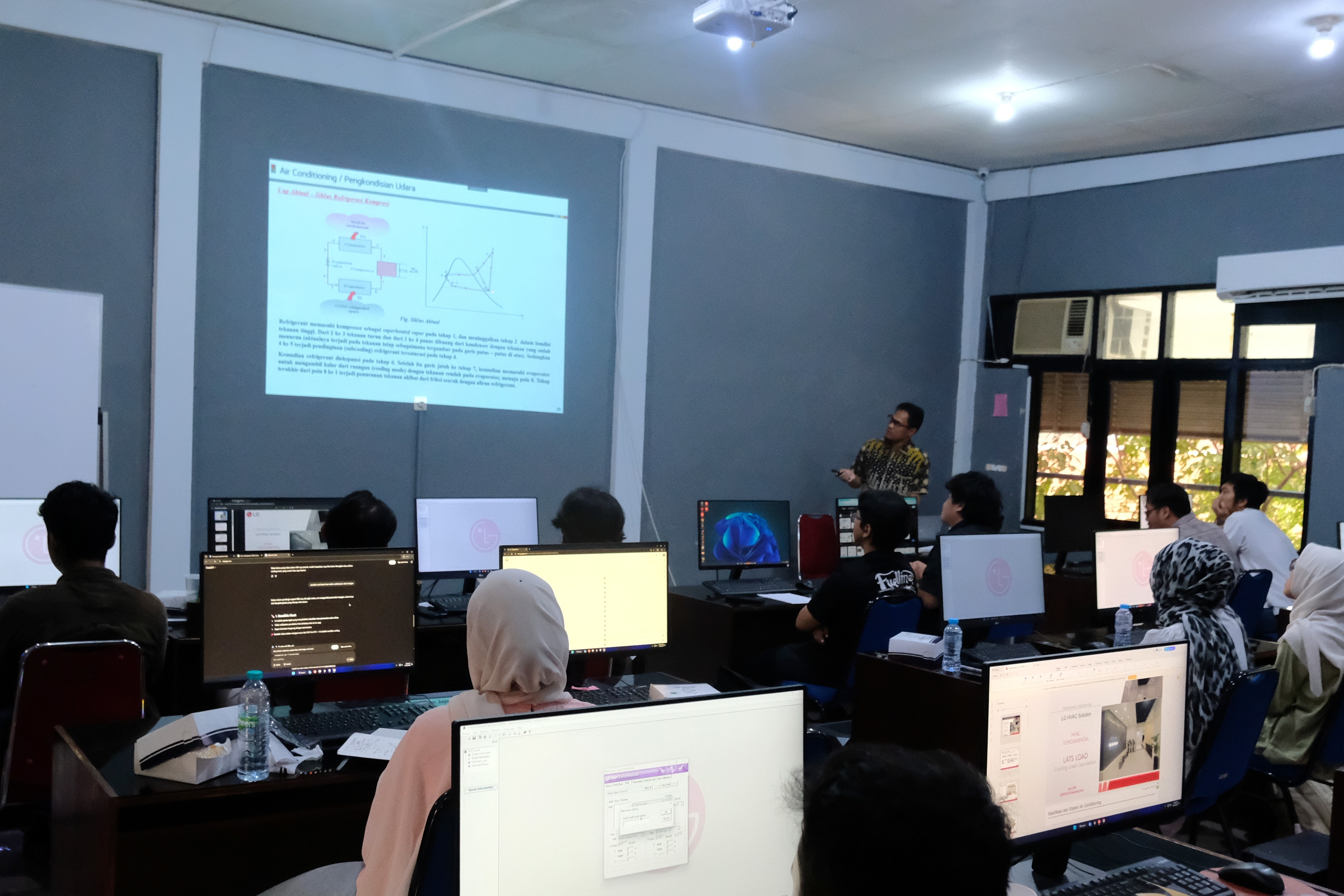 CAC Trainer Product LG Harri Purwanto saat menjelaskan fundamental sistem pendingin udara komersial
