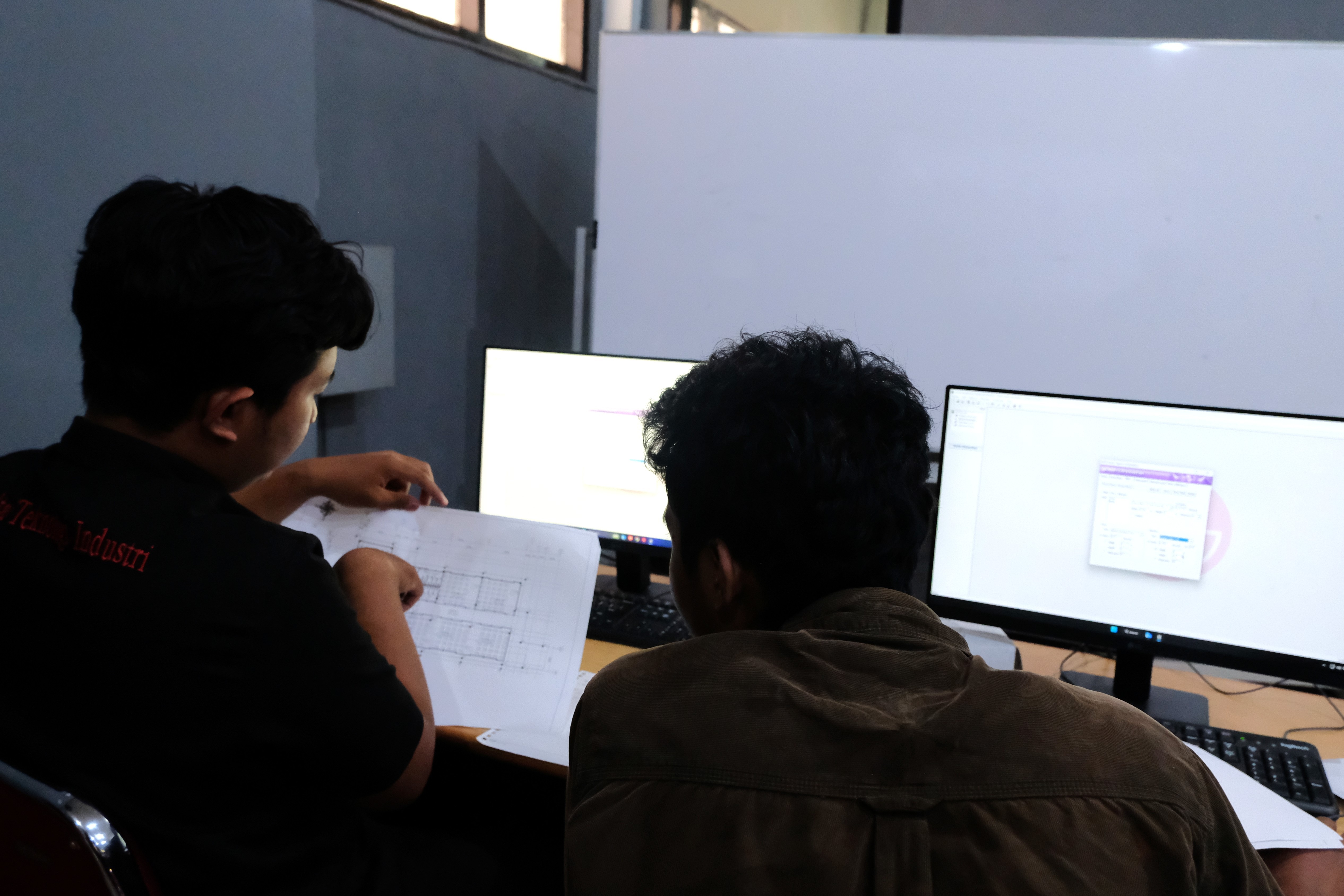 Sesi simulasi perhitungan beban menggunakan perangkat lunak LG Air Conditioning Technologies System (LATS) Load oleh para peserta pelatihan