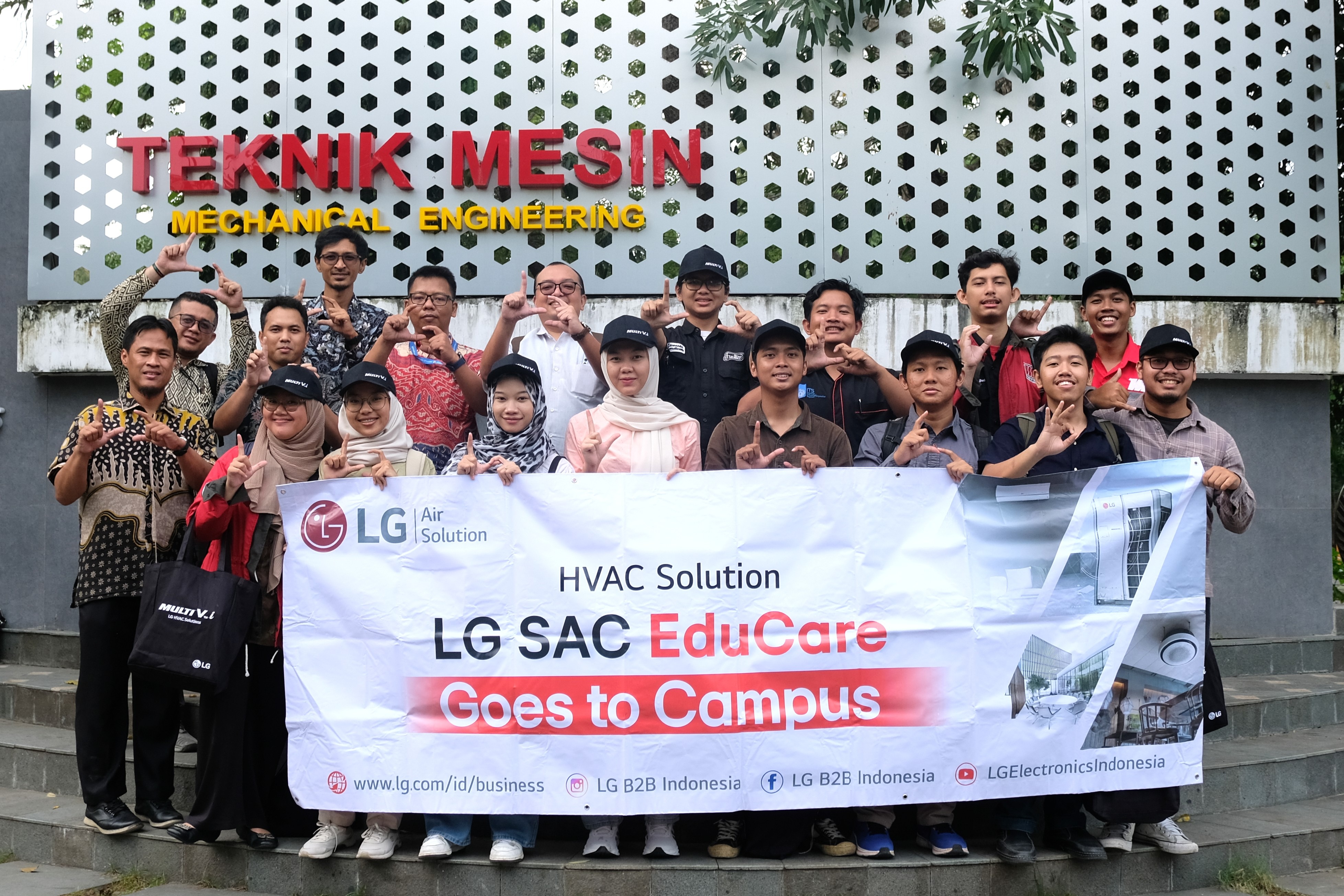 Para peserta dan perwakilan dari PT LG Electronics Indonesia seusai pelatihan LG ES CAC yang diselenggarakan di Departemen Teknik Mesin ITS