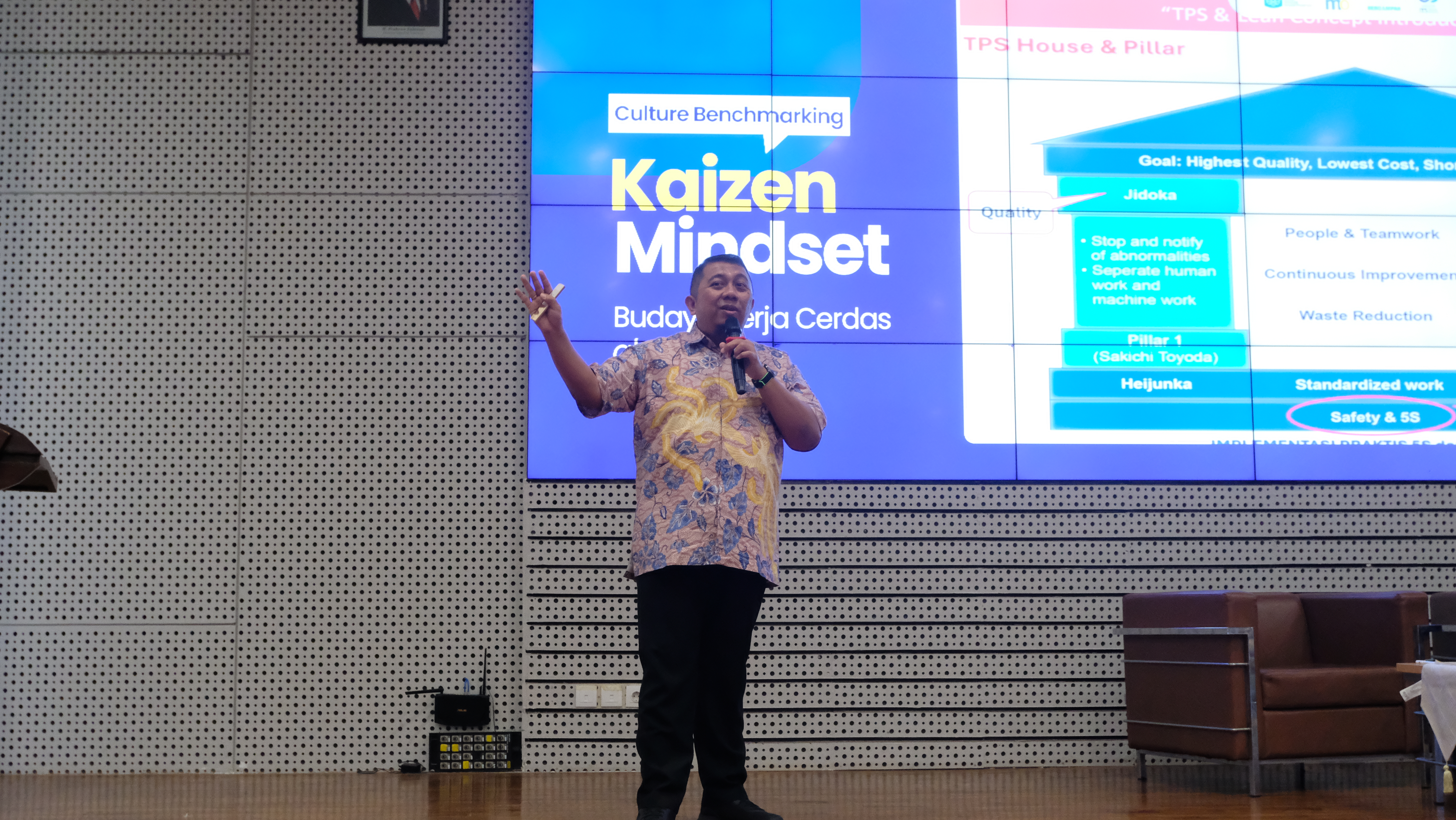 General Manager PT Toyota Motor Manufacturing Indonesia Wirawan Nugroho saat memaparkan mengenai prinsip kaizen sebagai budaya kerja di Toyota