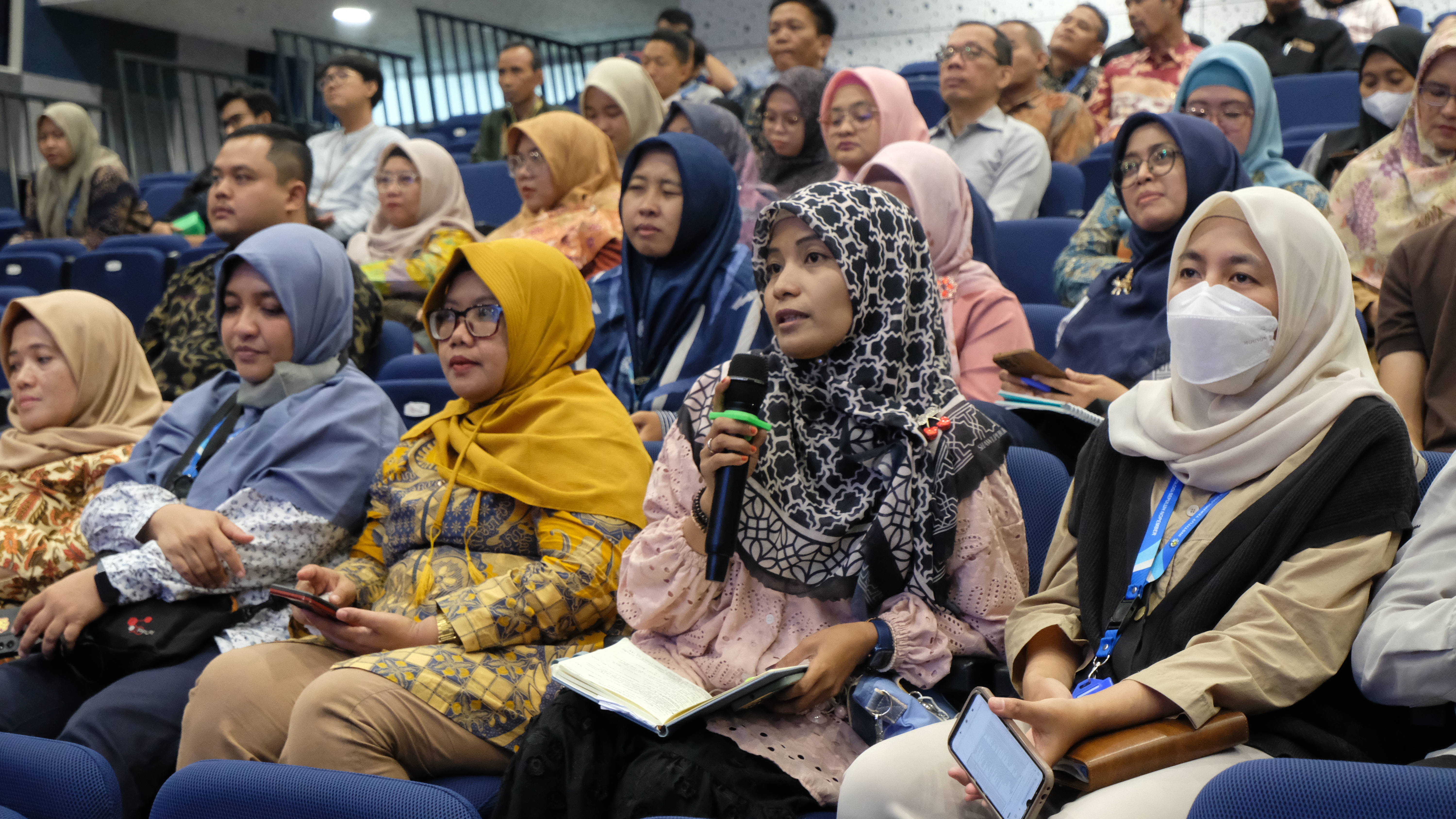 Salah satu tendik saat sesi diskusi yang membahas mengenai penerapan budaya kerja Toyota di lingkungan ITS 