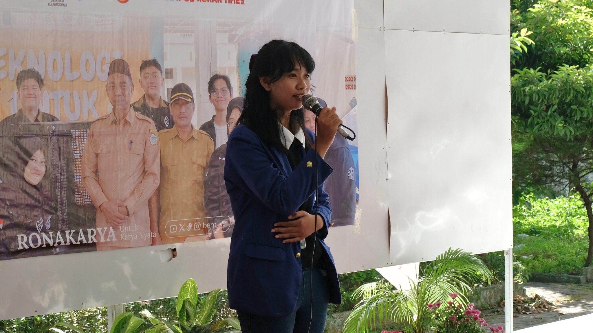 Foto Audrey Adhelia Ramadhani saat memberikan sambutan pada program Teknologi Untuk Negeri (TUN) 2025 di Kantor Kelurahan Medokan Semampir 