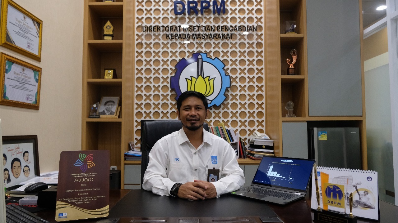 Direktur Riset dan Pengabdian kepada Masyarakat (DRPM) ITS Fadlilatul Taufany ST PhD saat ditemui di ruang kerjanya