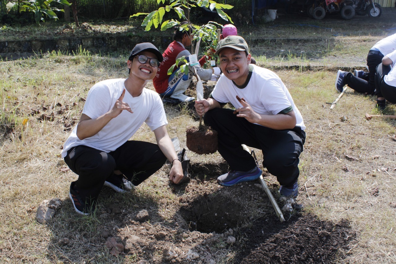 Energi positif relawan dari sivitas akademika ITS yang menanam pohon di kawasan Romokalisari Adventure Land Surabaya