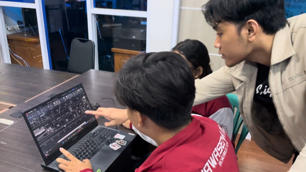 Gambar Tim Nawasena ITS sedang berdiskusi
