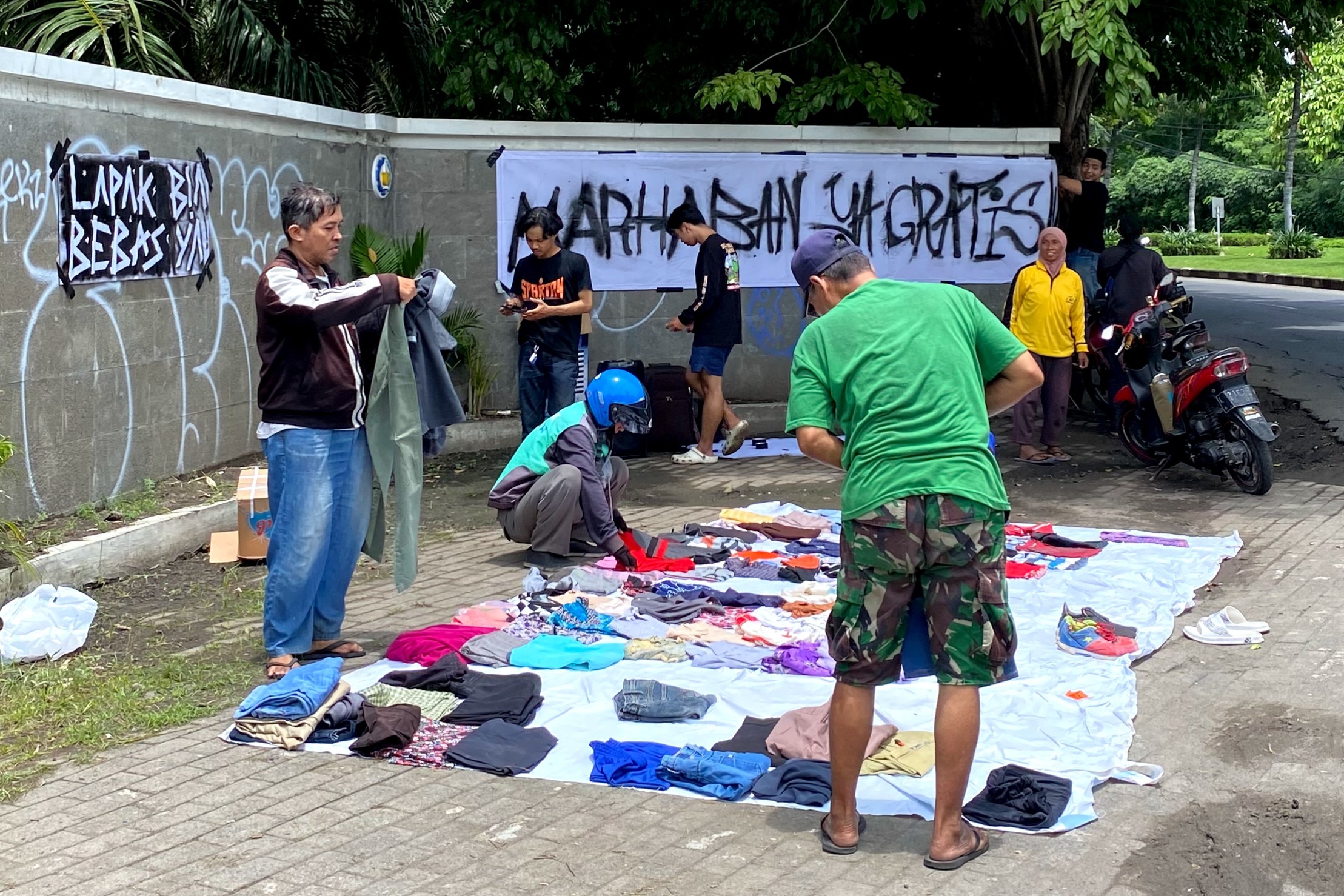 Gambar Antusiasme masyarakat ketika mengunjungi dan memilih pakaian di kegiatan berbagi Marhaban Ya Gratisan yang diadakah oleh Lapak Bebas Biaya Surabaya