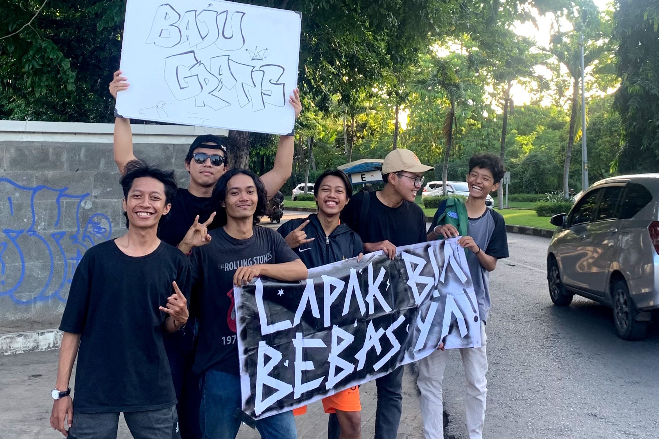 Gambar Mahasiswa DTKI ITS sekaligus penggagas dan anggota Lapak Bebas Biaya Surabaya ketika menarik minat masyarakat untuk singgah di kegiatan berbagi Marhaban Ya Gratisan