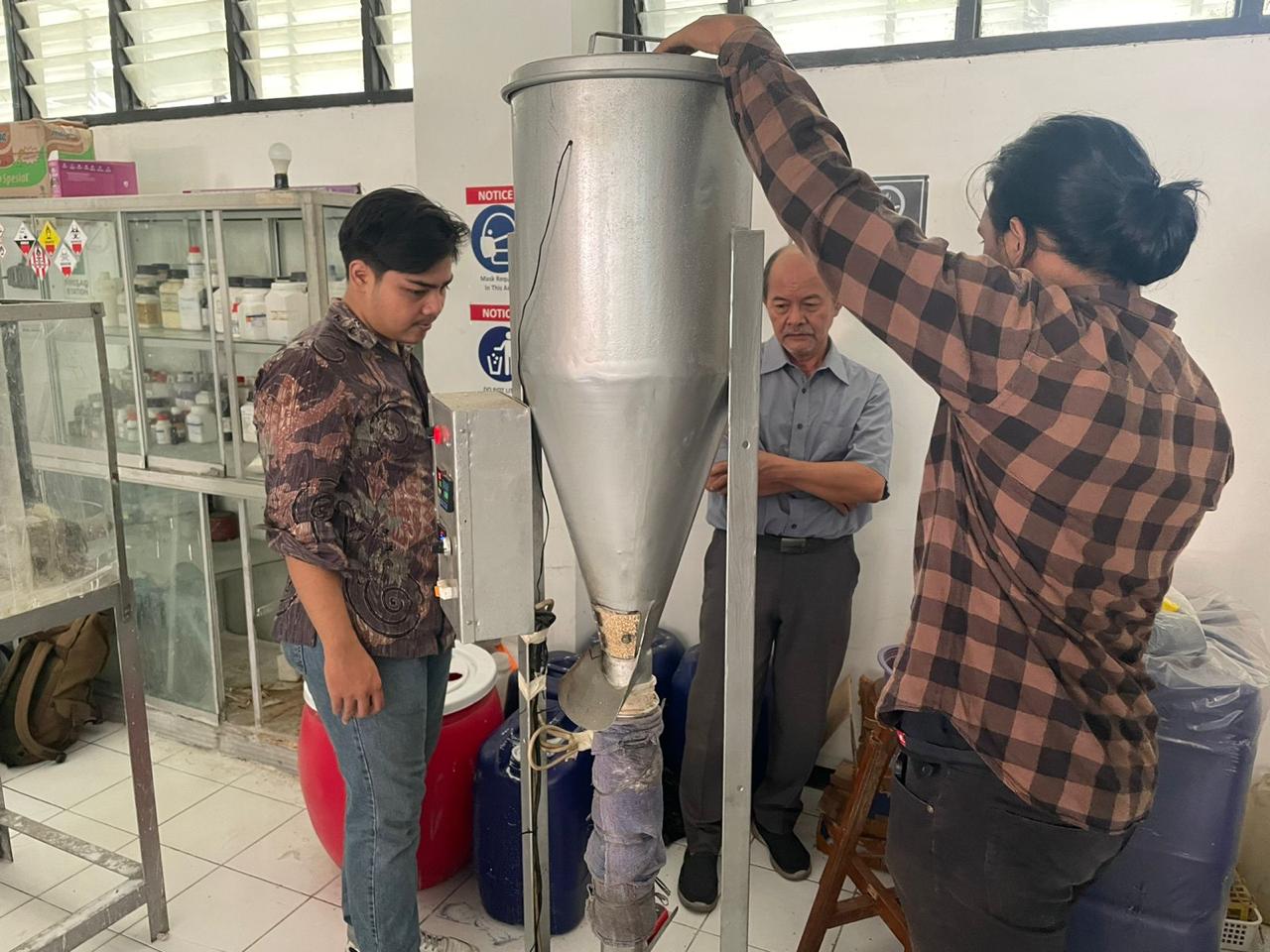 Prototipe Spouted Bed yang tengah diuji coba oleh Tim KKN Abmas ITS