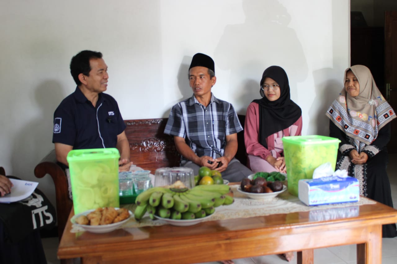 Kepala Departemen Teknologi Informasi ITS Dr techn Ir Raden Venantius Hari Ginardi MSc (kiri) ketika bersilaturahmi dengan keluarga Maitasya Rohmatul Ula, calon mahasiswa baru ITS