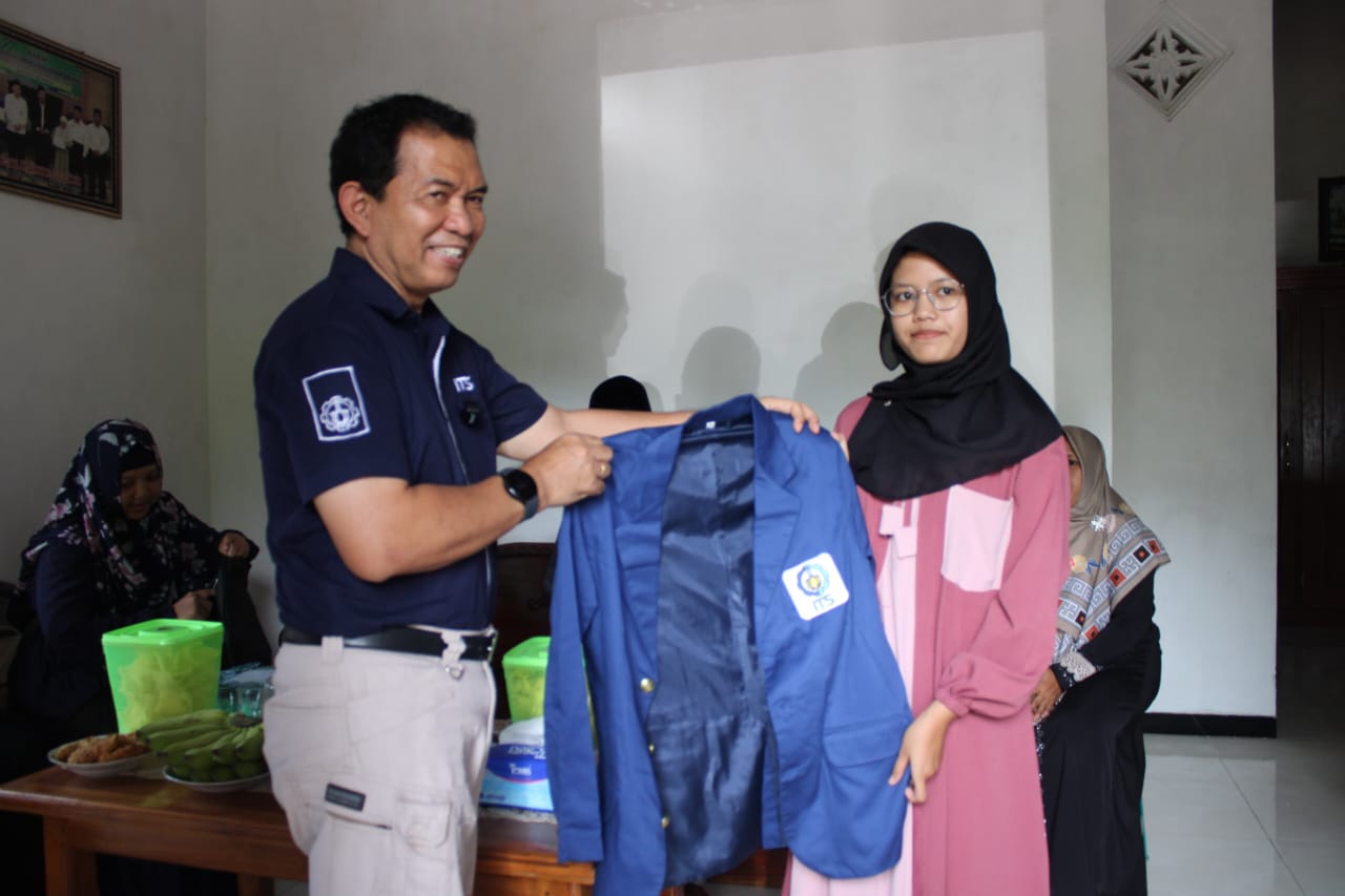Kepala Departemen Teknologi Informasi ITS Dr techn Ir Raden Venantius Hari Ginardi MSc (kiru) juga menyerahkan jas almamater ITS kepada Maitasya Rohmatul Ula