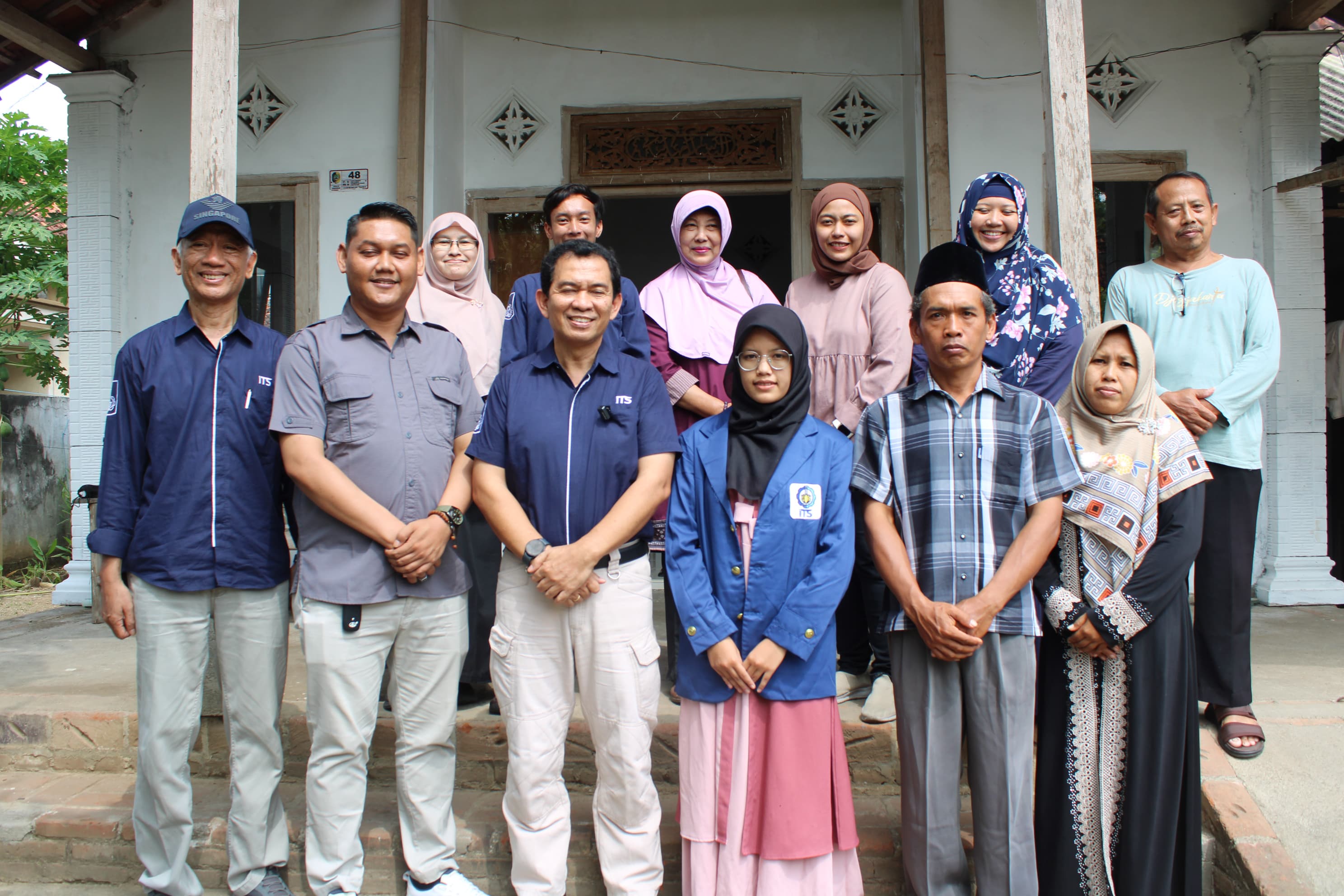 Kepala Departemen Teknologi Informasi ITS Dr techn Ir Raden Venantius Hari Ginardi MSc (tiga dari kiri depan) bersama tim ITS saat menjemput Maitasya Rohmatul Ula di rumahnya di Tulungagung