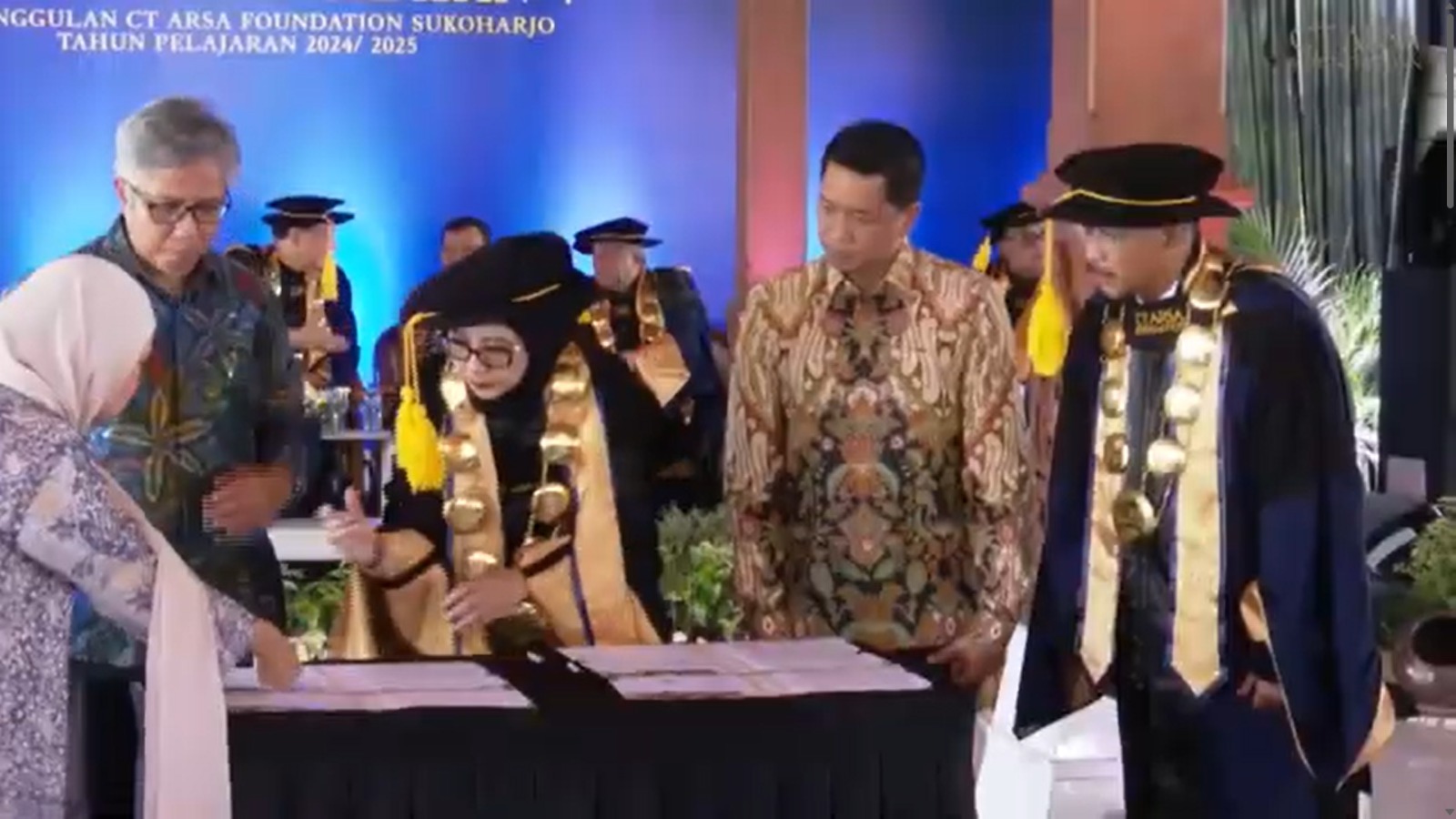 Ketua Yayasan CT Arsa Foundation Anita Ratnasari Tanjung (tengah) saat menandatangani MoU bersama Rektor ITS Prof Ir Bambang Pramujati ST MSc Eng PhD (dua dari kanan)