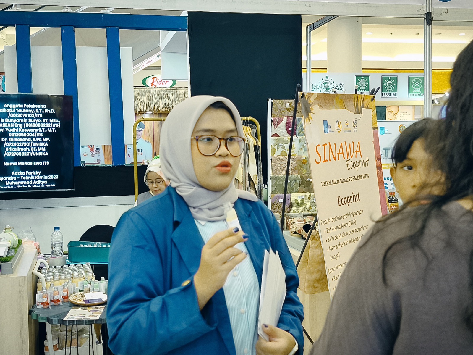 Mahasiswa ITS saat mengenalkan produk ITSpa kepada pengunjung pameran di Royal Plaza Surabaya