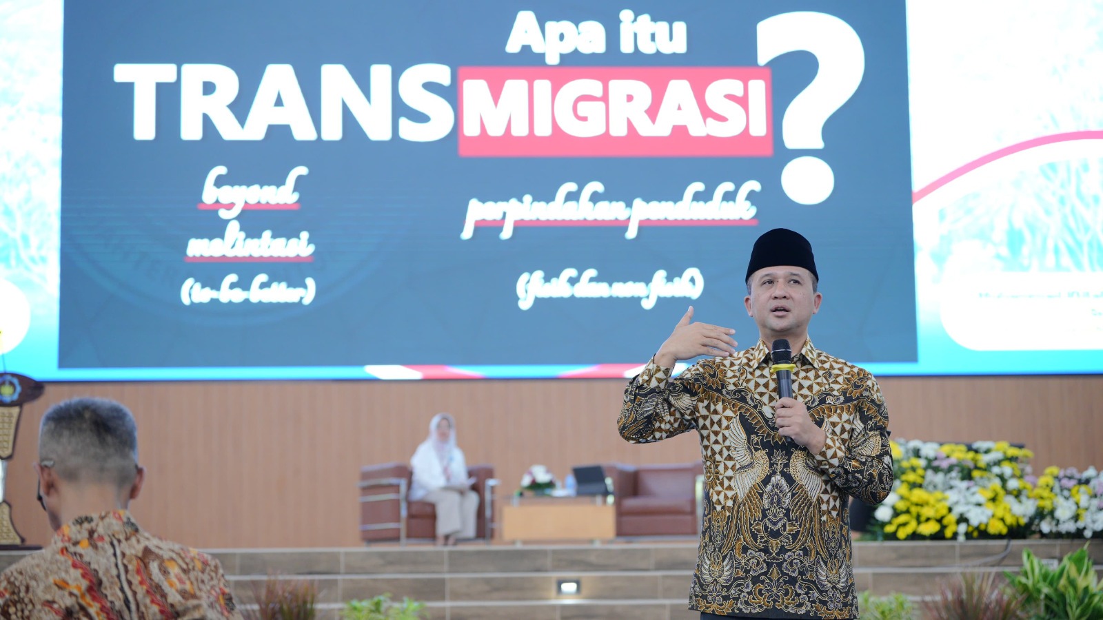 Menteri Transmigrasi RI Muhammad Iftitah Sulaiman Suryanagara saat menjelaskan mengenai peran transmigrasi dalam mendukung pembangunan nasional dalam Kuliah Tamu di ITS