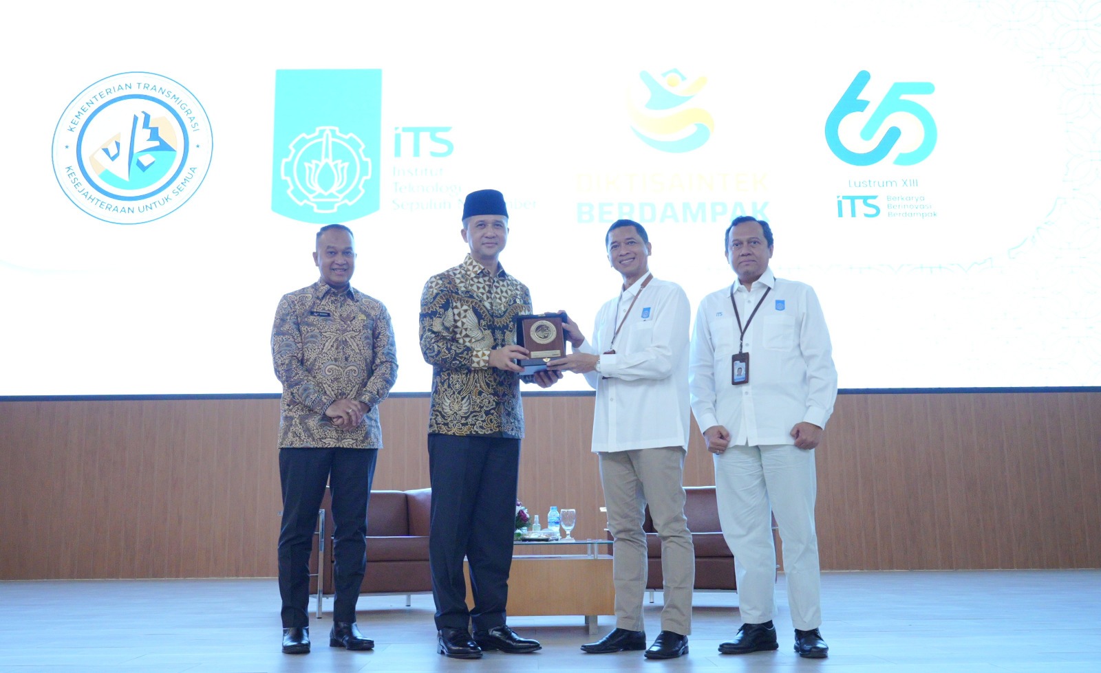 Penyerahan cendera mata oleh Rektor ITS Prof Ir Bambang Pramujati ST MSc Eng PhD kepada Menteri Transmigrasi RI Muhammad Iftitah Sulaiman Suryanagara