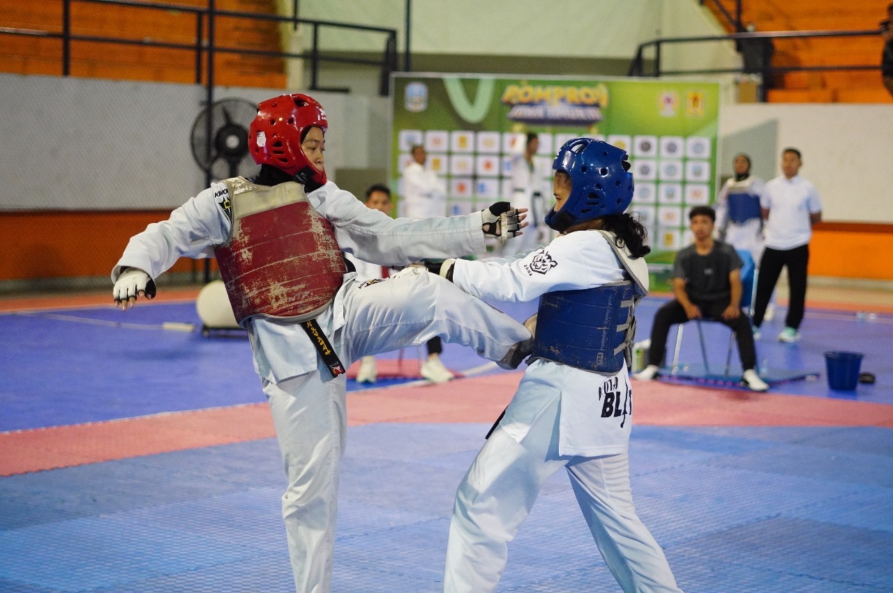 Pertandingan cabor Taekwondo yang digelar di GOR Futsal Pertamina ITS