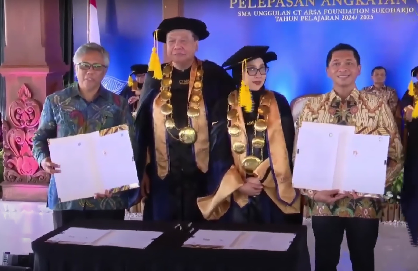 Rektor ITB Prof Dr Ir Tatacipta Dirgantara MT (kiri) bersama Rektor ITS Prof Ir Bambang Pramujati ST MSc Eng PhD (kanan) usai tandatangani MoU dengan SMA Unggulan CT Arsa Foundation
