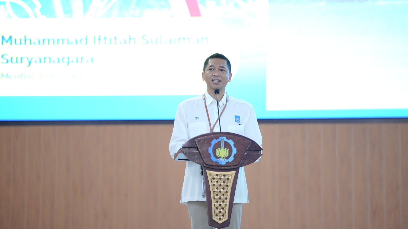 Rektor ITS Prof Ir Bambang Pramujati ST MScEng PhD saat menyampaikan dukungannya pada Program Transmigrasi Patriot di Grha Sepuluh Nopember ITS