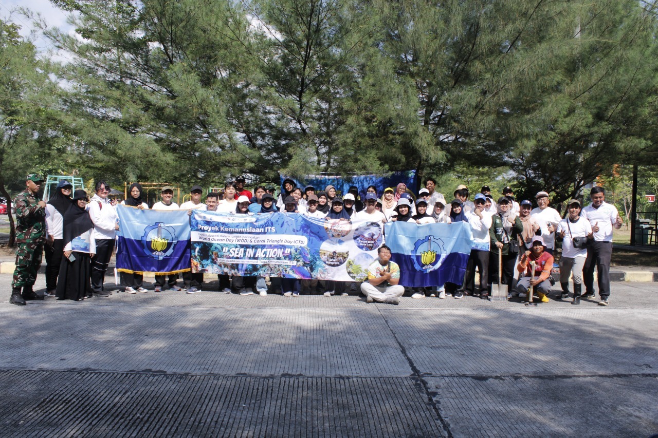 Relawan ITS beserta perwakilan KKP, DPP Kota Surabaya, dan DLH Kota Surabaya, PT Petrokimia Gresik, dan PT Wilmar Nabati Indonesia usai tanam bibit pohon di Romokalisari Adventure Land Surabaya